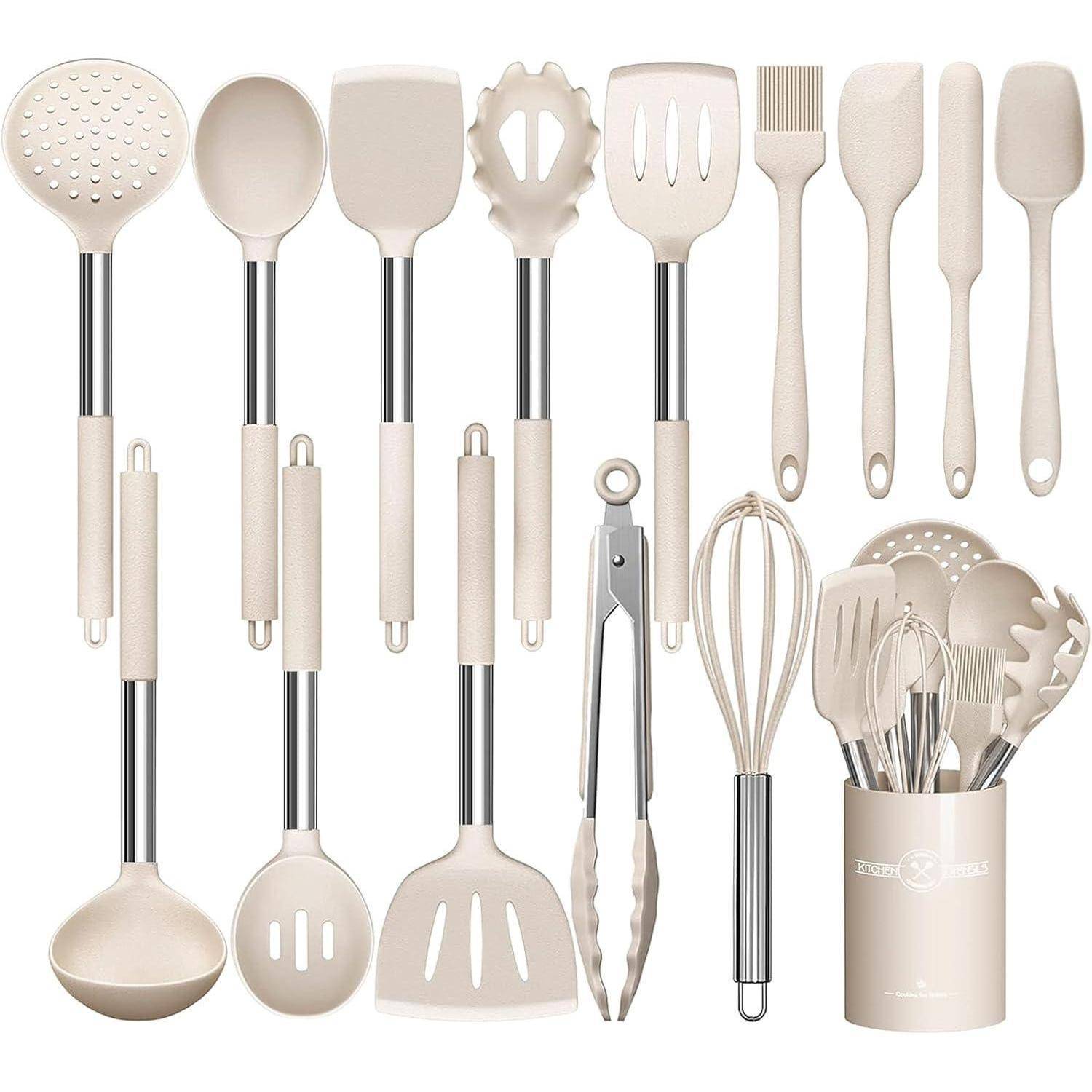 Beige Küchenutensilienset mit Spachteln, Löffeln, Zangen, Schneebesen und Halter auf weißem Hintergrund dargestellt.