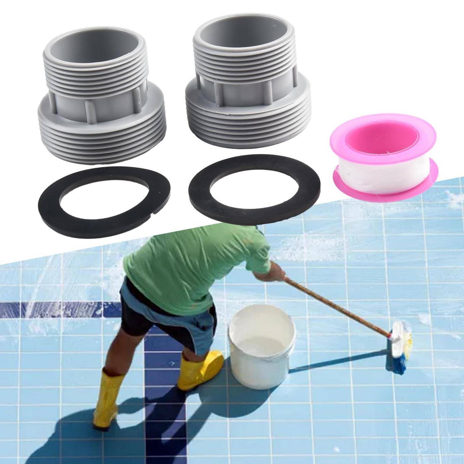 Poolreinigungsrohr-Armaturen und Dichtungen, die oben über einem Arbeiter gezeigt werden, der einen gekachelten Podeloden mit einer Bürste und einem Eimer reinigt.