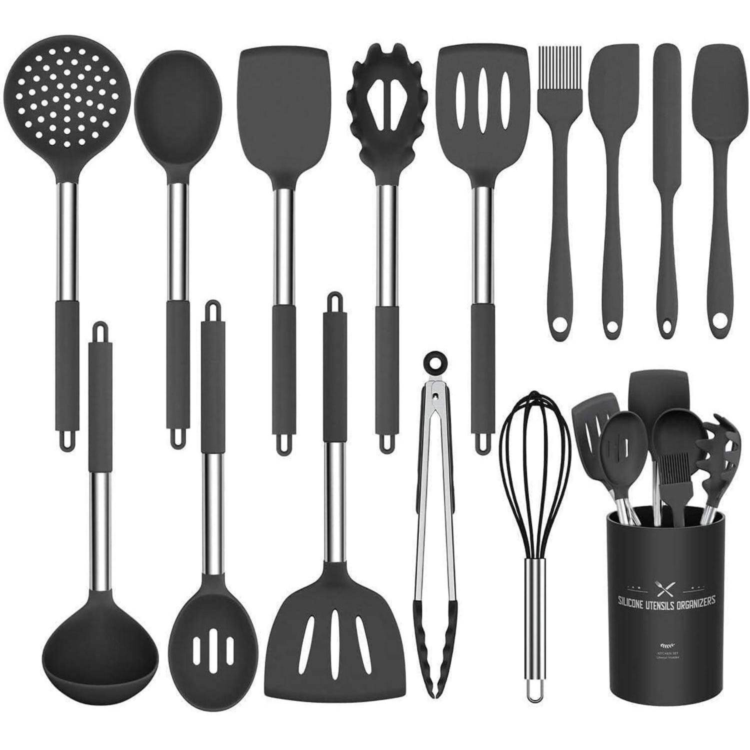 Satz schwarzer Silikon-Küchenutensilien und -werkzeuge, bestehend aus Löffeln, Spachteln, Schaumkelle, Schneebesen, Zange, Pinsel und Halter, angeordnet auf weißem Hintergrund.
