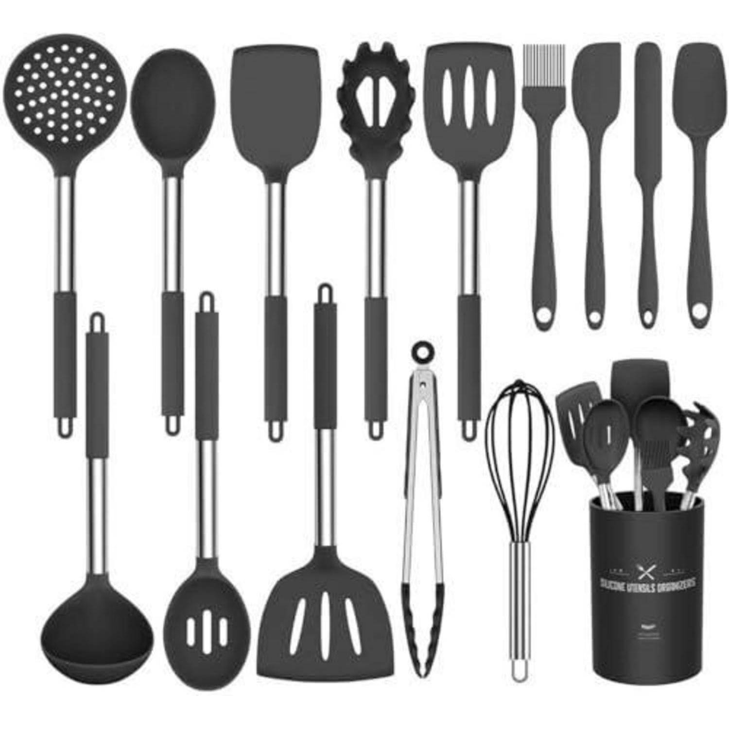 Schwarzes Silikonküchenbesteck-Set mit Löffeln, Spachteln, Wendeturner mit Löchern, Schneebesen, Zangen und Halter auf weißem Hintergrund.