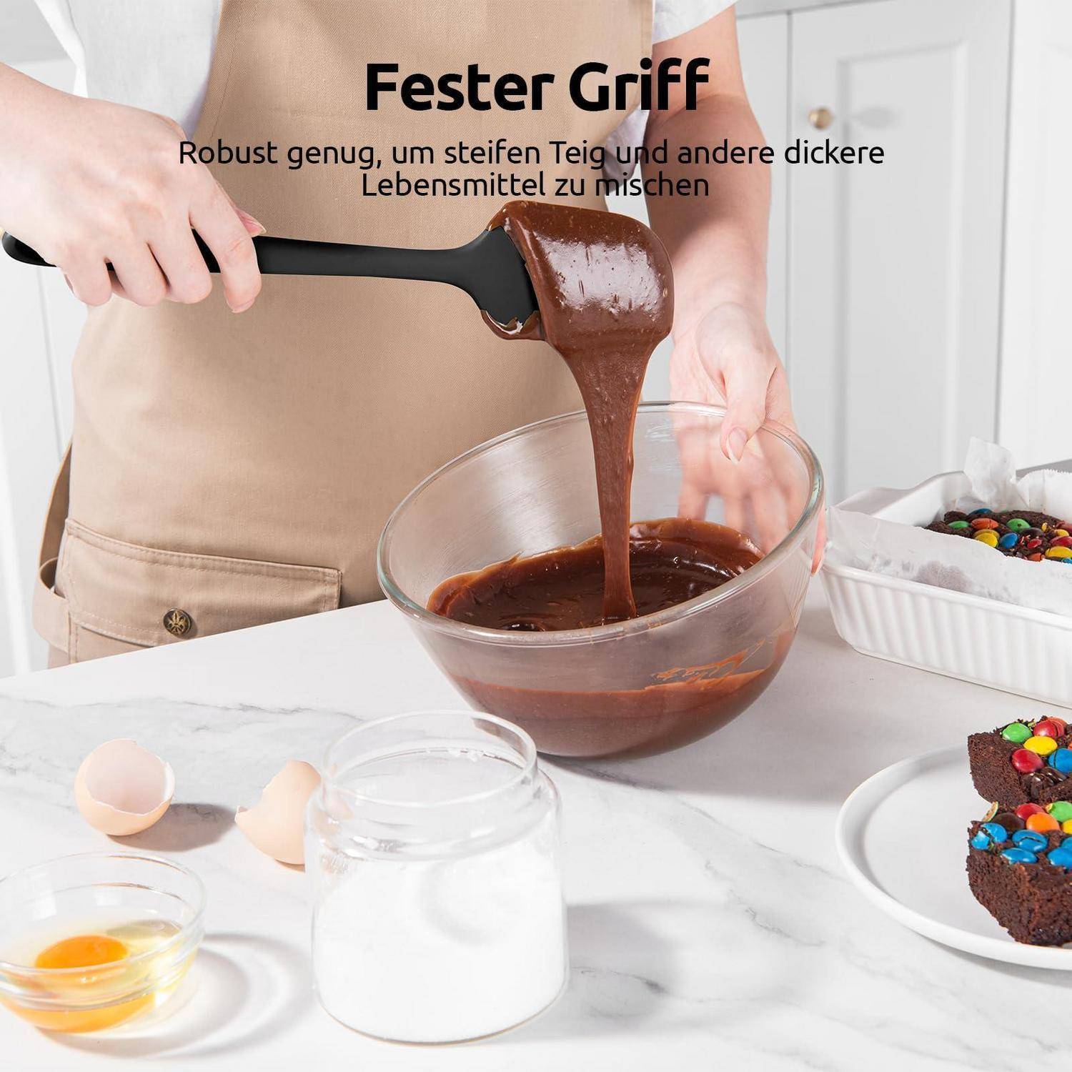 Person, die dicke Schokoladenmasse in einer Schüssel mit einem schwarzen Spatel mischt; Text sagt 'Fester Griff' und 'Robust genug, um steifen Teig und andere dickere Lebensmittel zu mischen'.