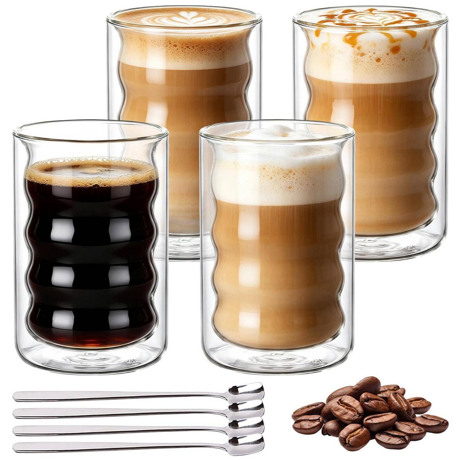 Vier geschichtete Kaffeegetränke in klaren Gläsern, darunter ein Iced Espresso und schaumige Lattes, mit Kaffeebohnen und vier Löffeln darunter.