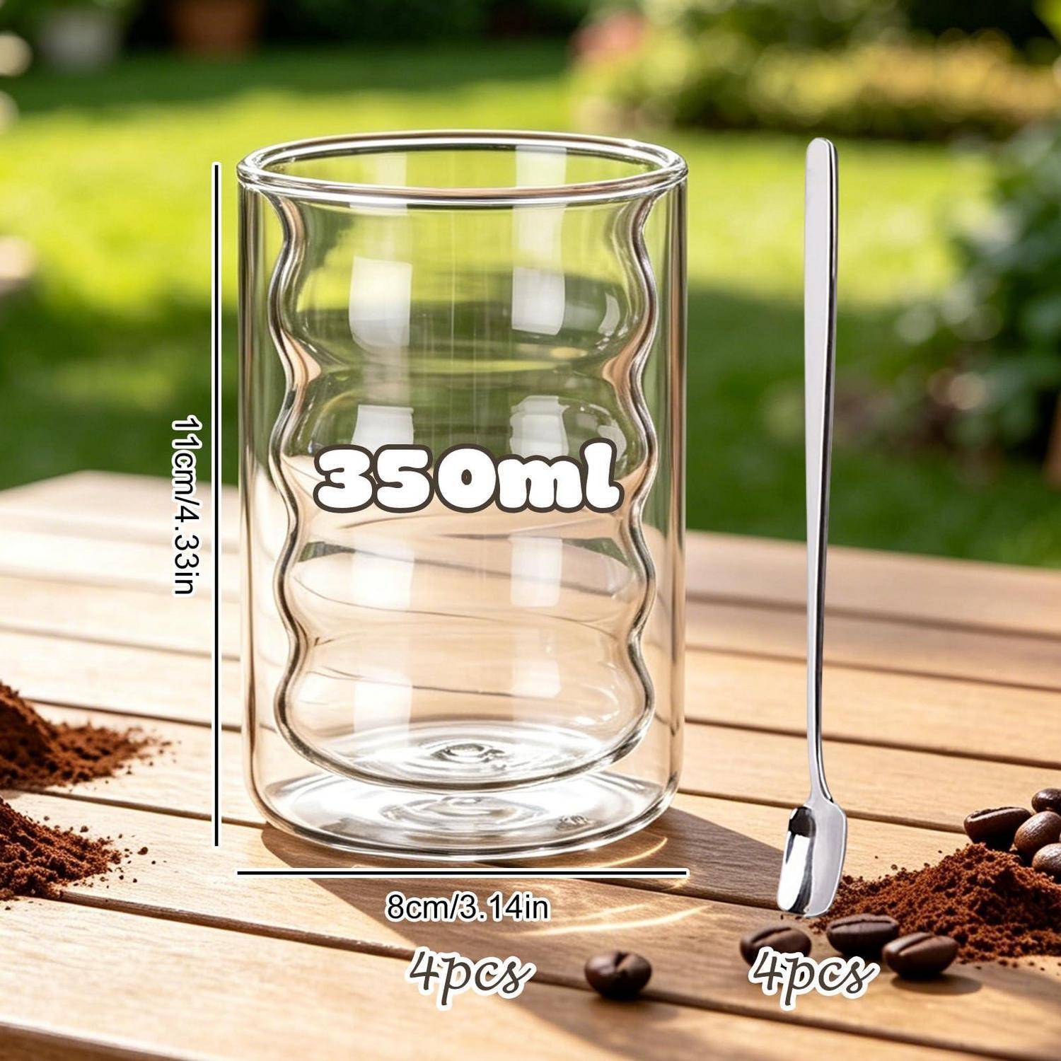 Produktbild eines 350 ml doppelwandigen Glases mit Löffel, das die Abmessungen 11 cm Höhe und 8 cm Breite zeigt; das Set enthält 4 Gläser und 4 Löffel.
