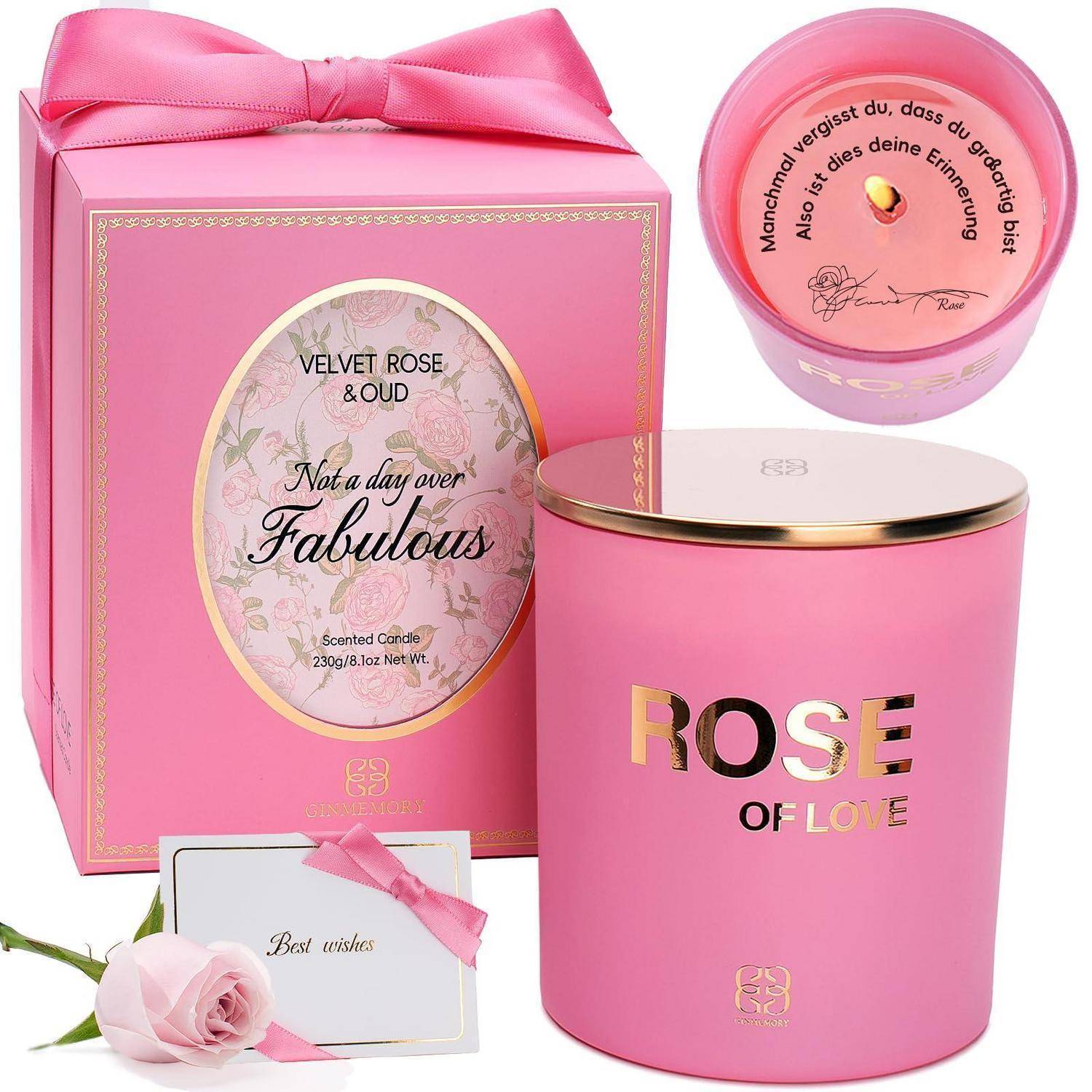 Luxuriöses rosafarbenes Kerzengeschenkset mit Schleife, Schachtel, duftender Kerze und Rose; Etiketten tragen die Aufschriften „Velvet Rose & Oud