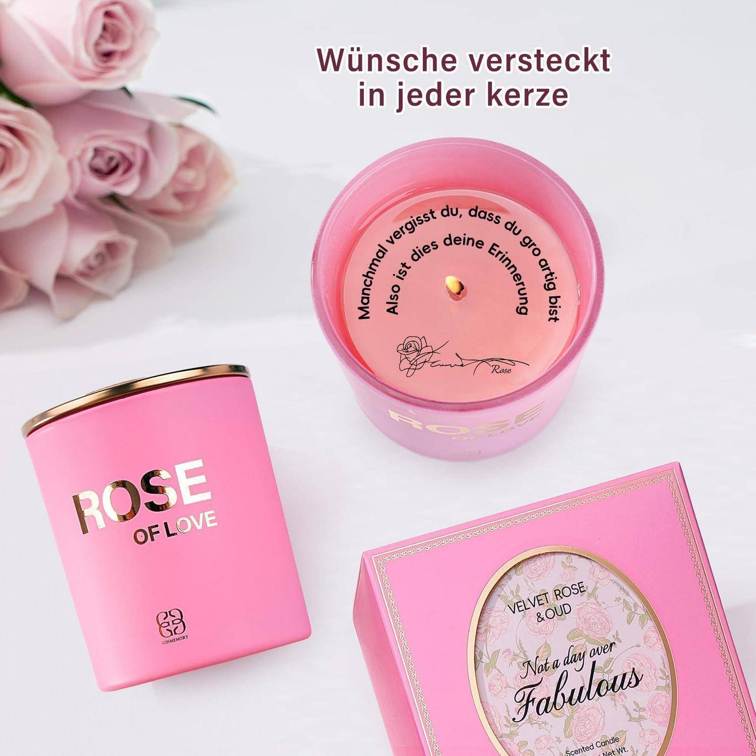 Rosa rosen-thematische Kerzen und Geschenk-Dosen mit Goldakzenten; ein Kerzendeckel sagt auf Deutsch: „Manchmal vergisst du, dass du großartig bist. Also ist dies deine Erinnerung."