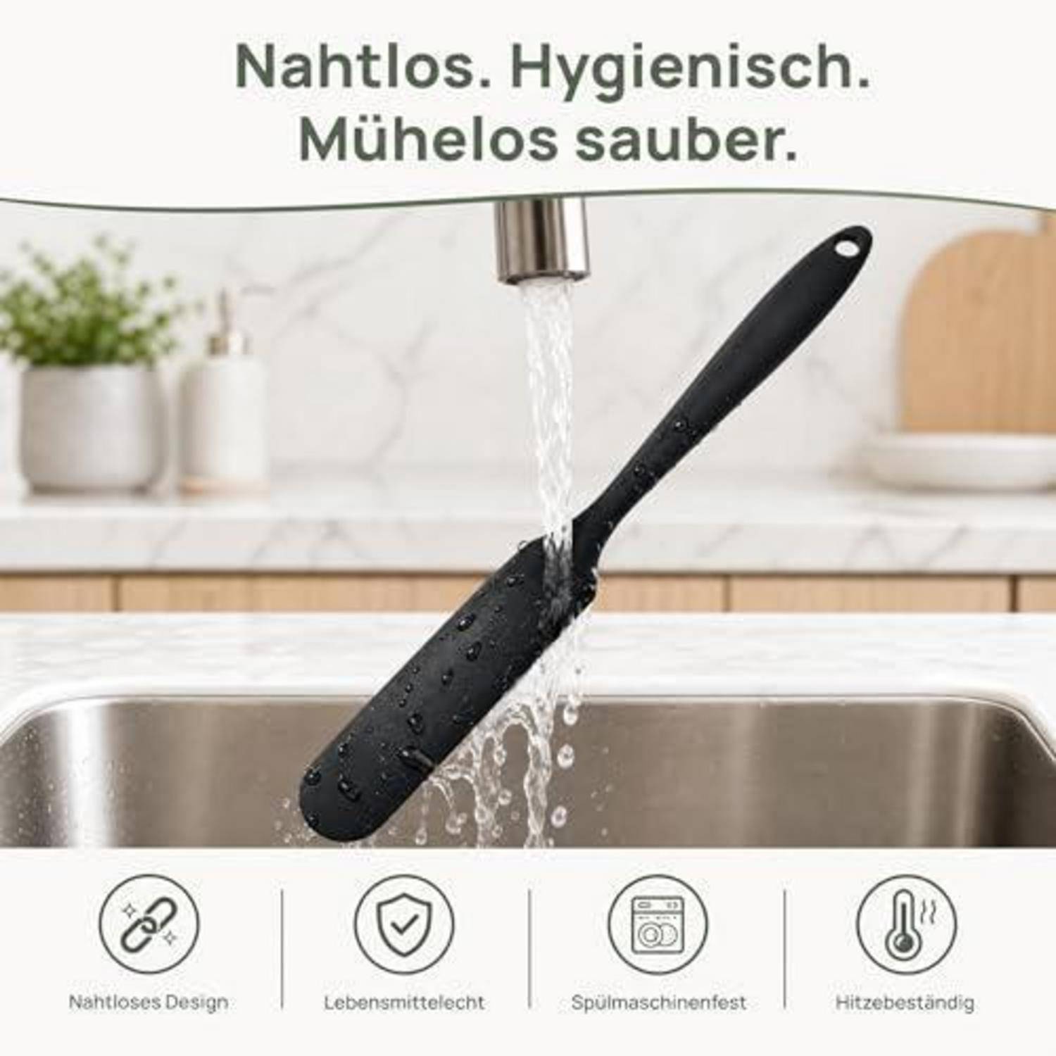 Schwarzer Spatel wird unter einer Küchenarmatur in einem Spülbecken gespült, mit deutschem Text „Nahtlos. Hygienisch. Mühelos sauber.