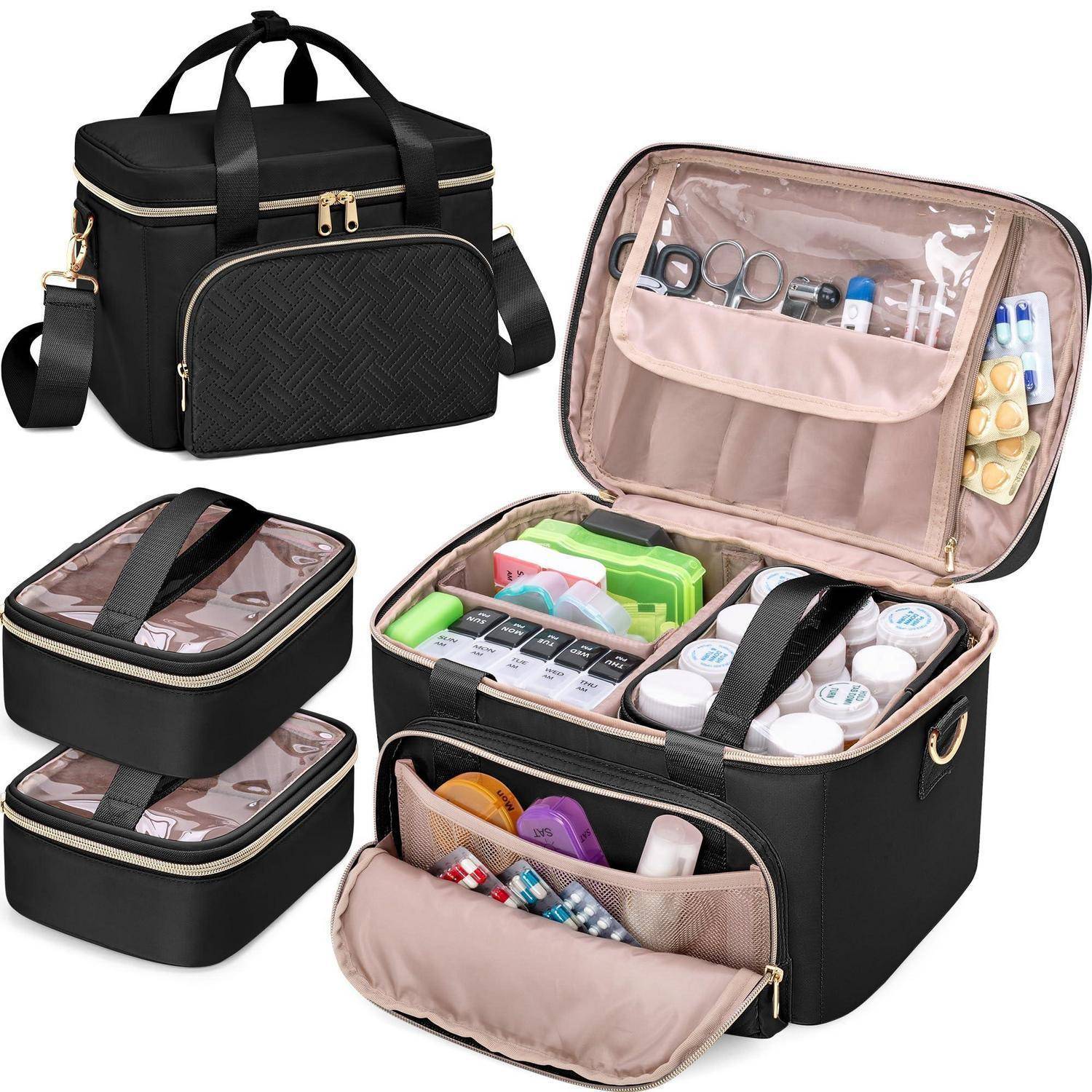 Schwarze Reise-Toiletten- oder Medikamententasche mit mehreren Reißverschlussfächern, aufgeklappt und gefüllt mit Flaschen, Pillendosen und kleinen Essentials.