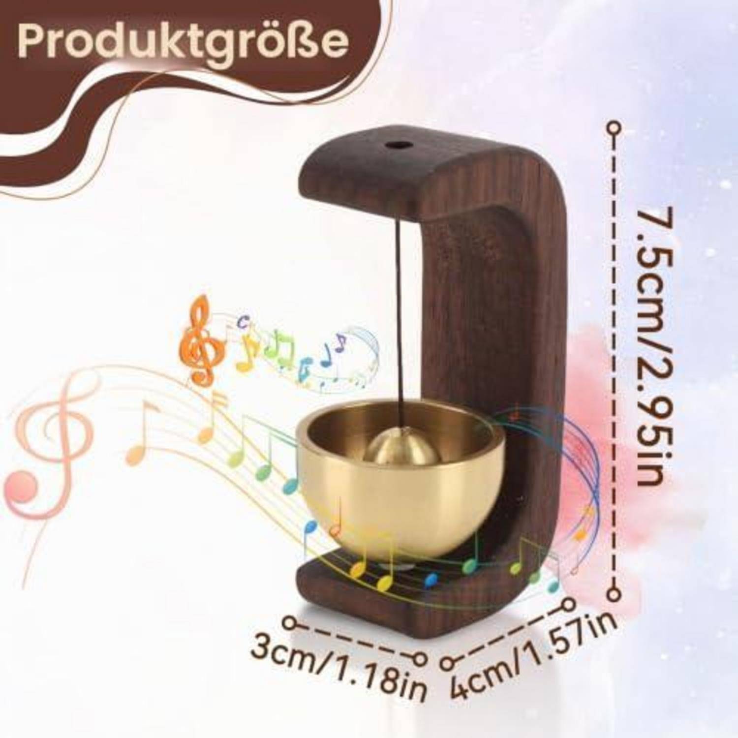 Produktgrößendiagramm eines kleinen hölzernen Hängeschmucks mit einer goldenen Schale, das Abmessungen von 7,5 cm Höhe, 3 cm Breite und 4 cm Tiefe zeigt.