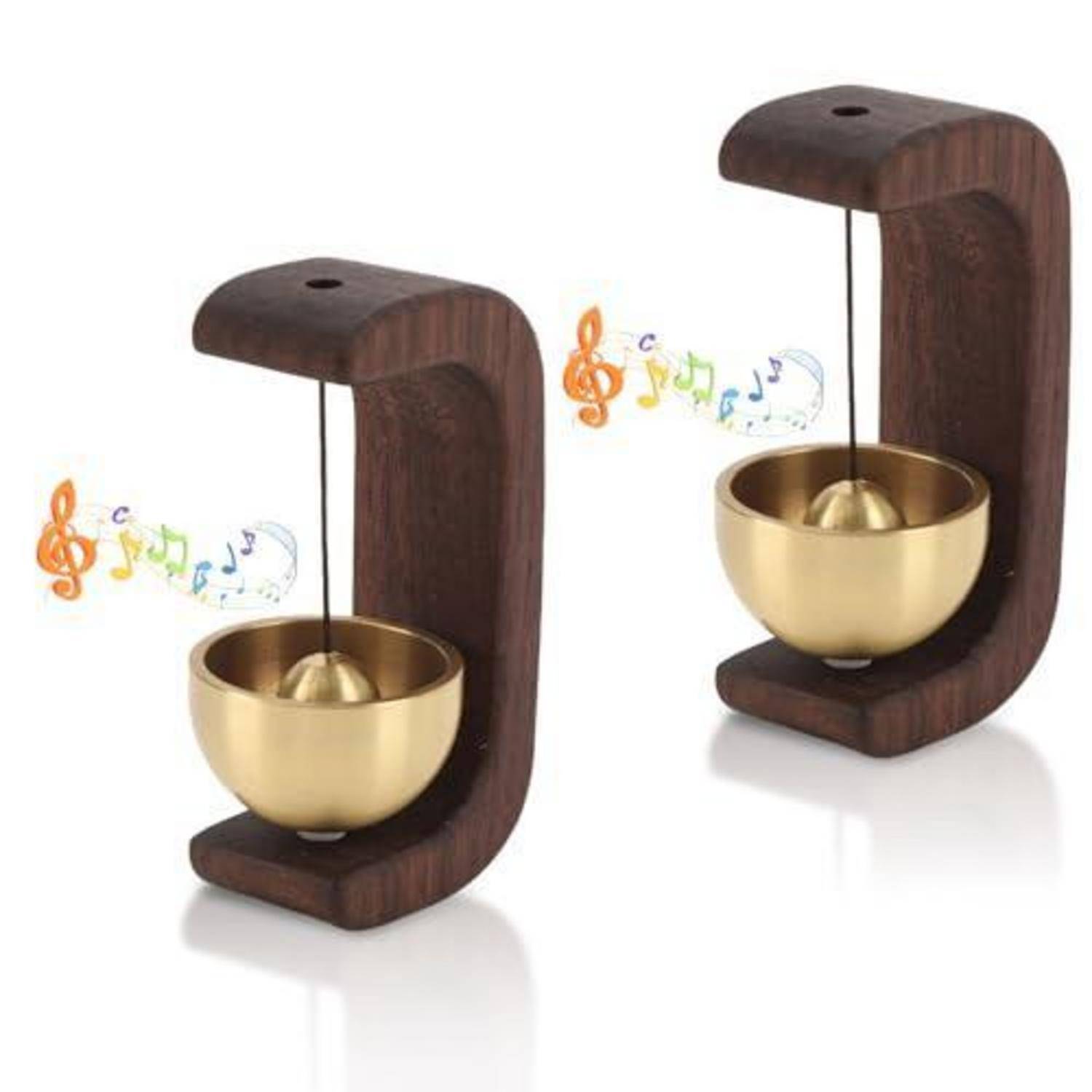 Zwei kleine hölzerne Musikornamente, jeweils mit einer hängenden Messingschale und einem Schlägel, mit bunten Musiknoten, die Klang oder Bewegung zeigen.