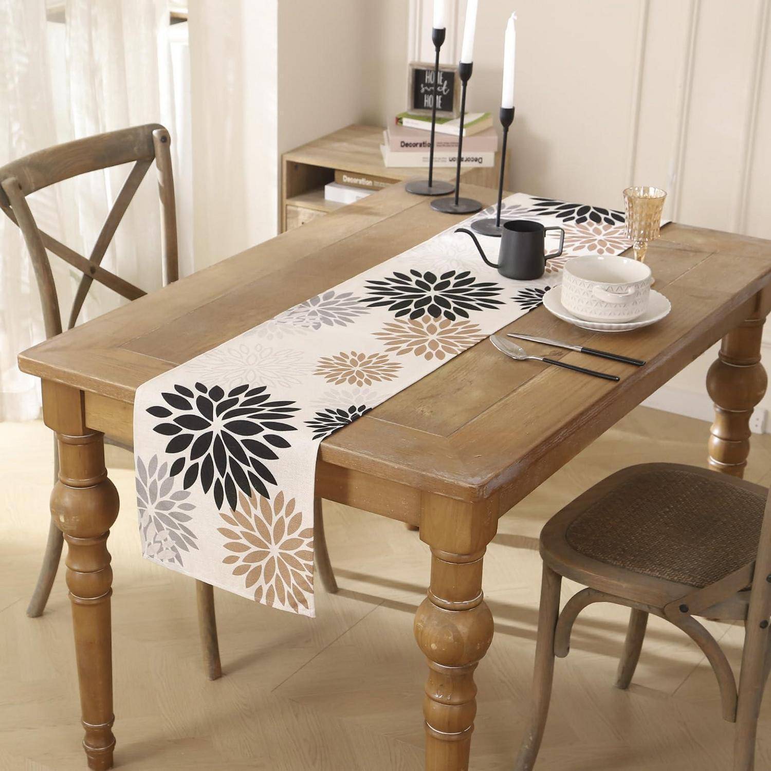Holzesstsicher für zwei Personen mit einem Tischläufer mit Blumenmuster, Tischgedeck, Kerzen und einem Seitenregal mit Büchern und Dekoration.