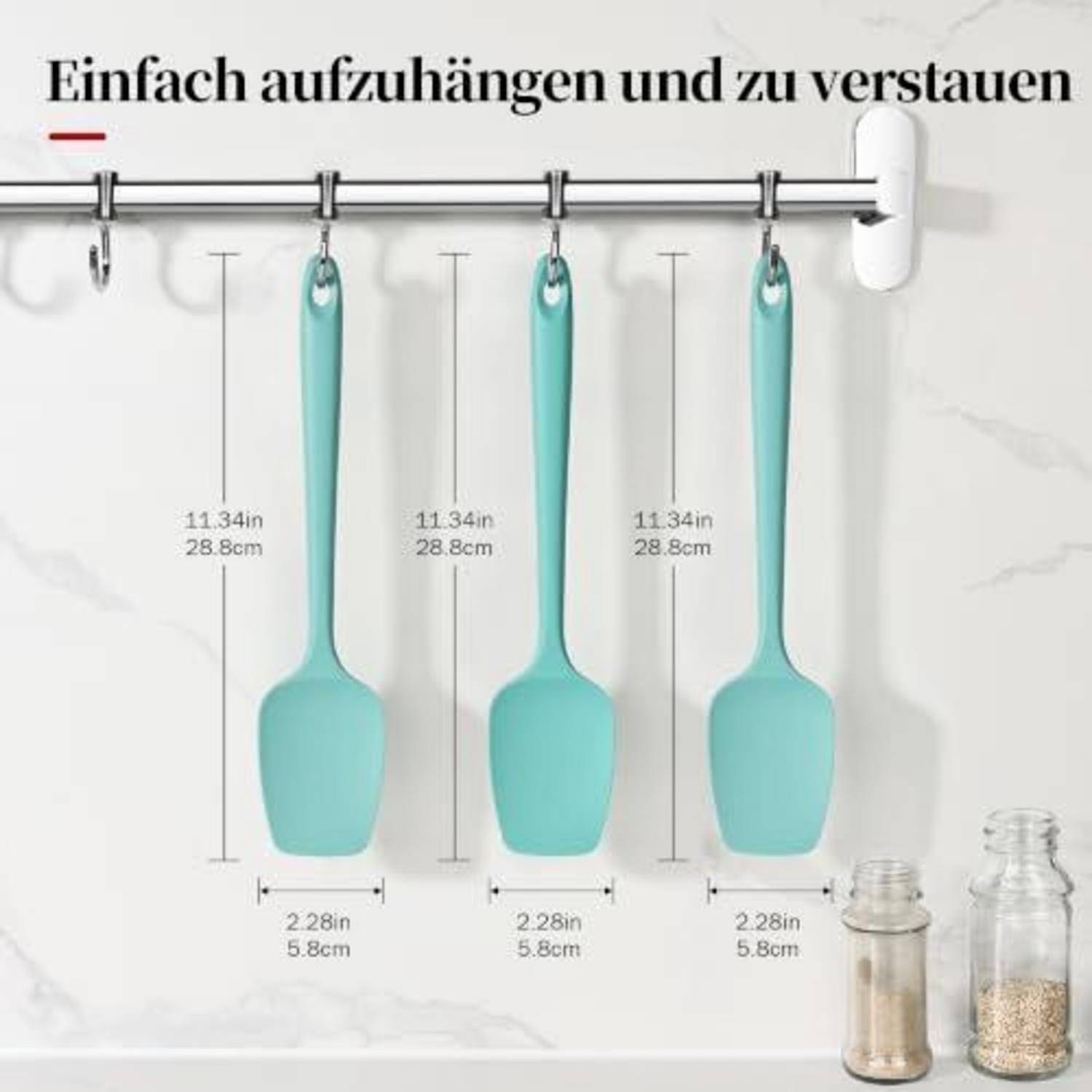 Produktbild zeigt drei türkisfarbene Silikon-Spatel, die an einem an der Wand befestigten Gestell hängen, mit der Bezeichnung „Einfach aufzuhängen und zu verstauen