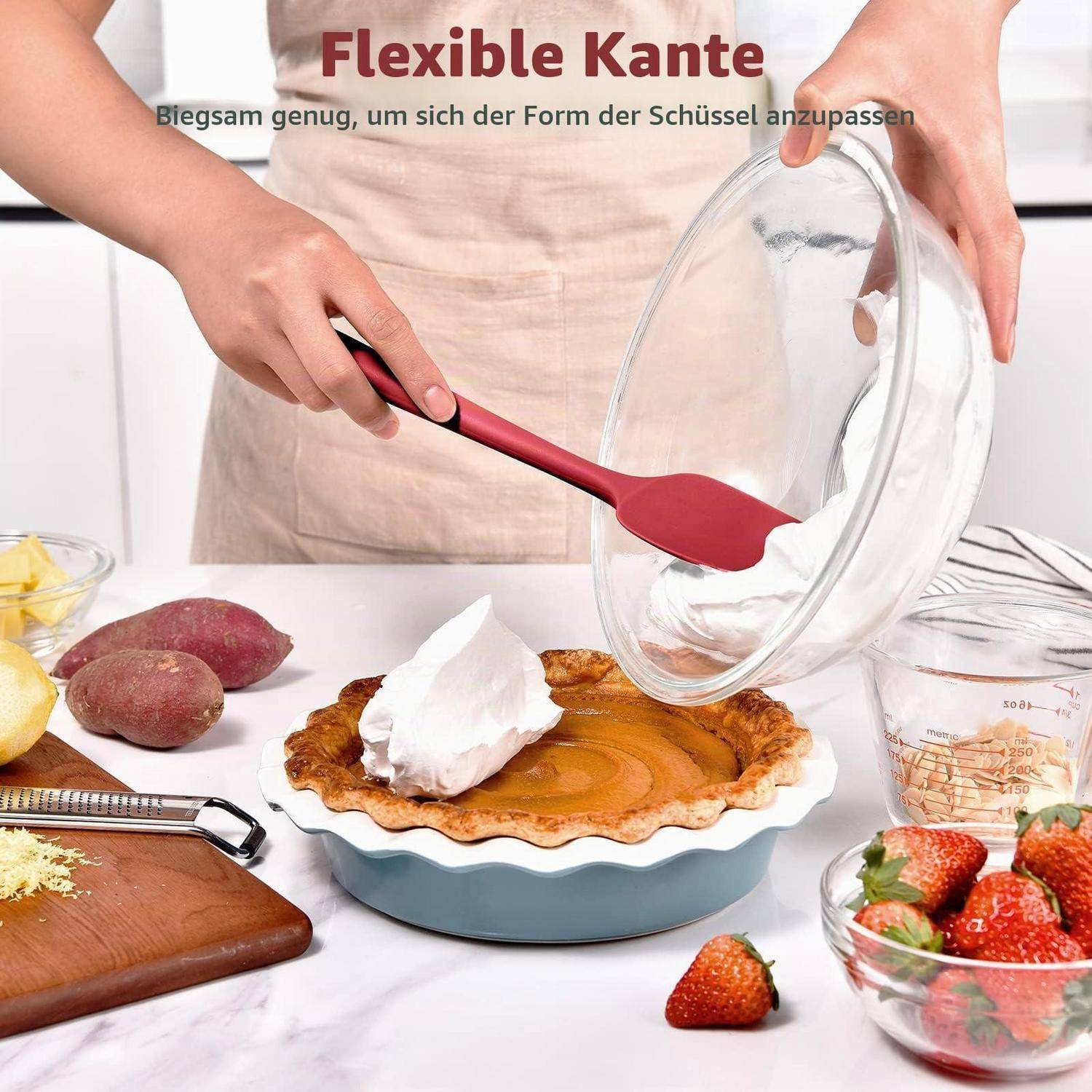 Eine Person verwendet einen flexiblen roten Spatel, um eine Tortenform in eine blau-weiße Kuchenform zu legen; der Text lautet „Flexible Kante