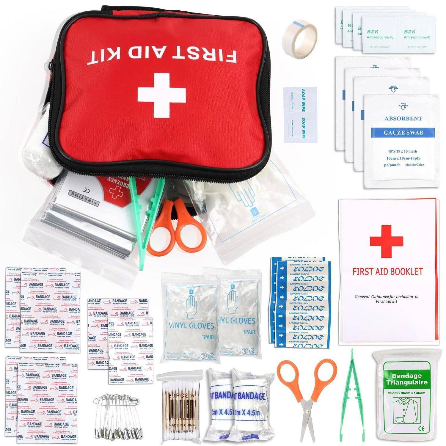 Erste-Hilfe-Kasten-Inhalt ausgebreitet, einschließlich einer roten Erste-Hilfe-Tasche, Verbandsmaterial, Mullkompressen, Handschuhe, Schere, Pinzette und ein Erste-Hilfe-Ratgeber.