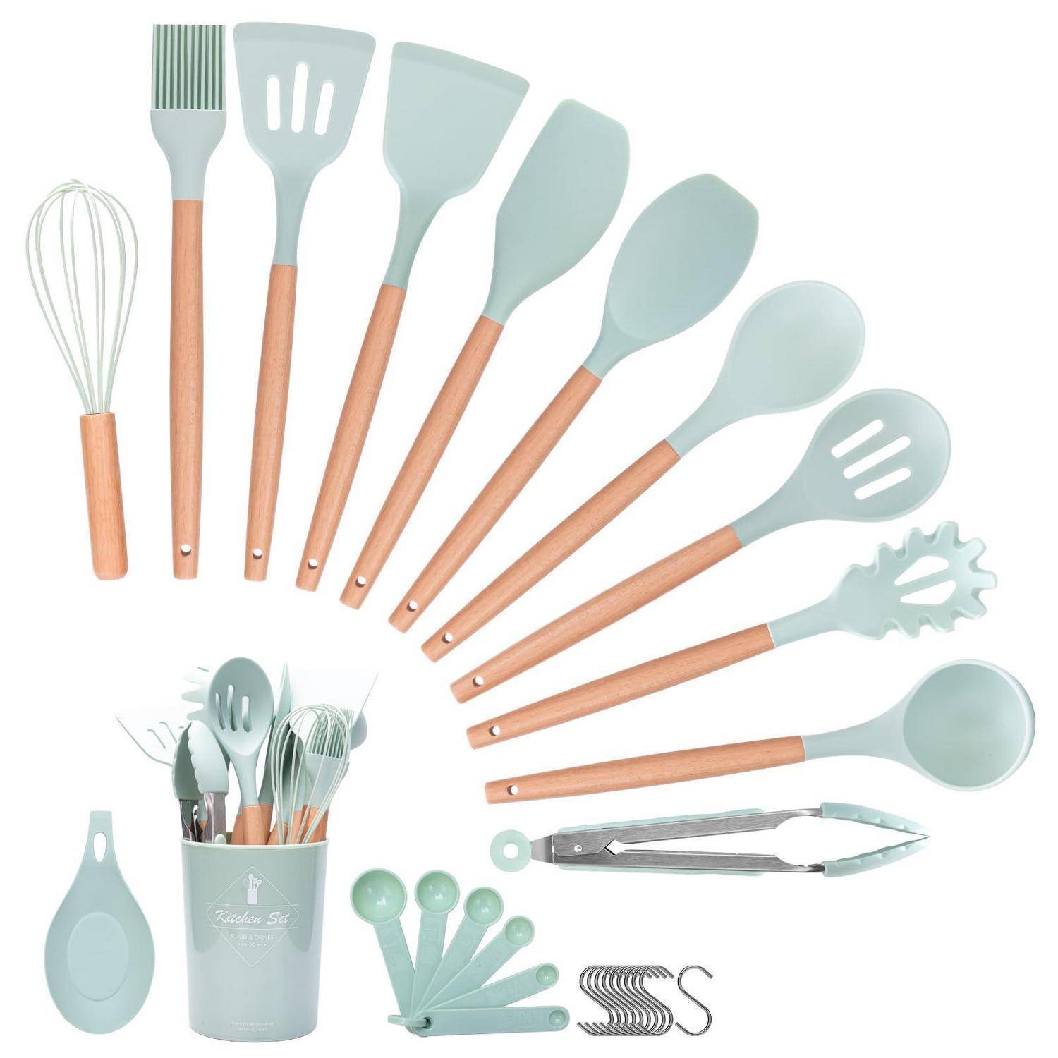 Mintgrünes und Holz-Küchengeräte-Set fächerartig angeordnet, einschließlich Spachteln, Schneebesen, Zange, Löffel, Schöpfkelle, Messlöffel und einem Utensilien-Behälter.