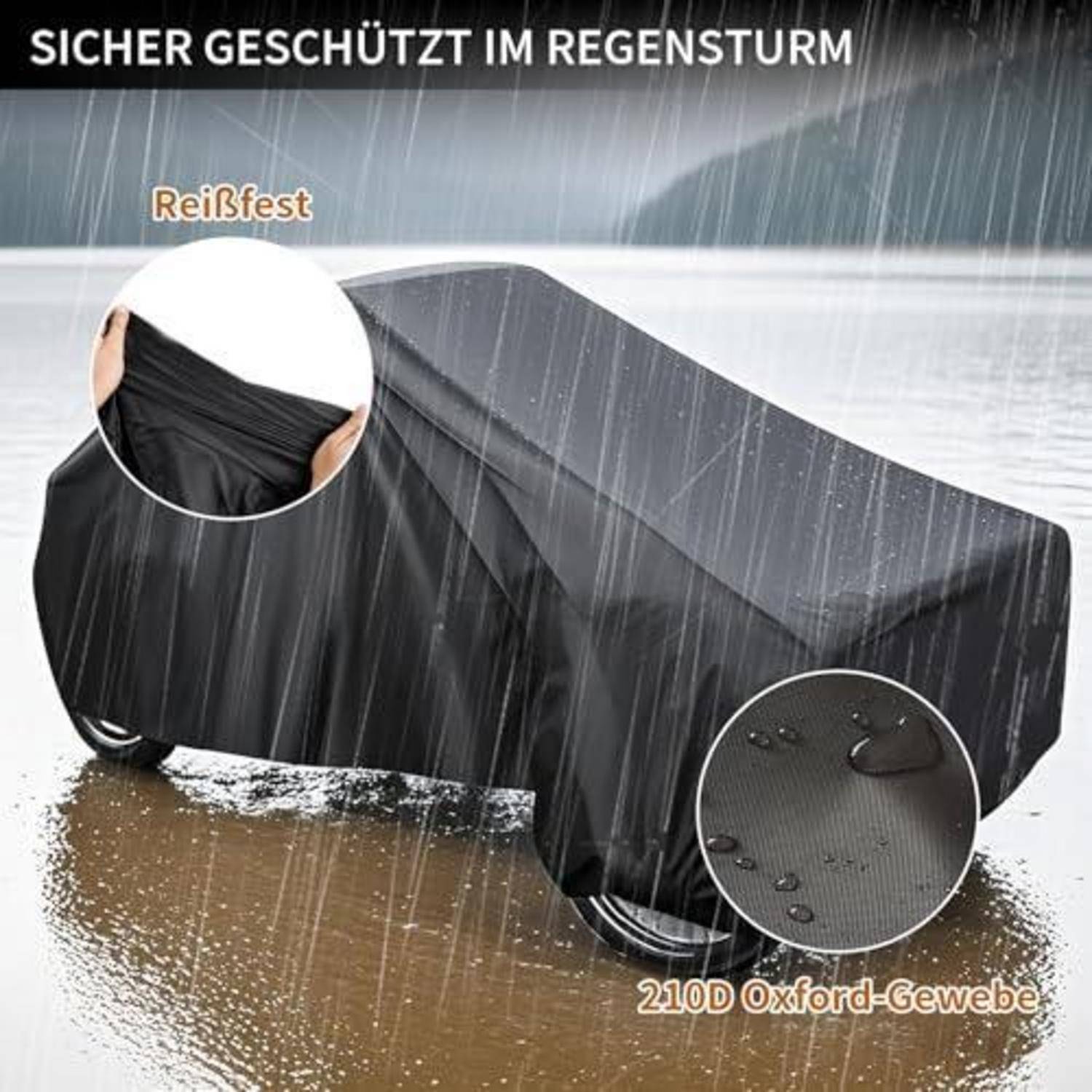 Schwarze wasserdichte Motorradabdeckung, die bei starkem Regen gezeigt wird, mit der Kennzeichnung „Reißfest" und „210D Oxford-Gewebe"", die haltbaren Regenschutz hervorhebt.