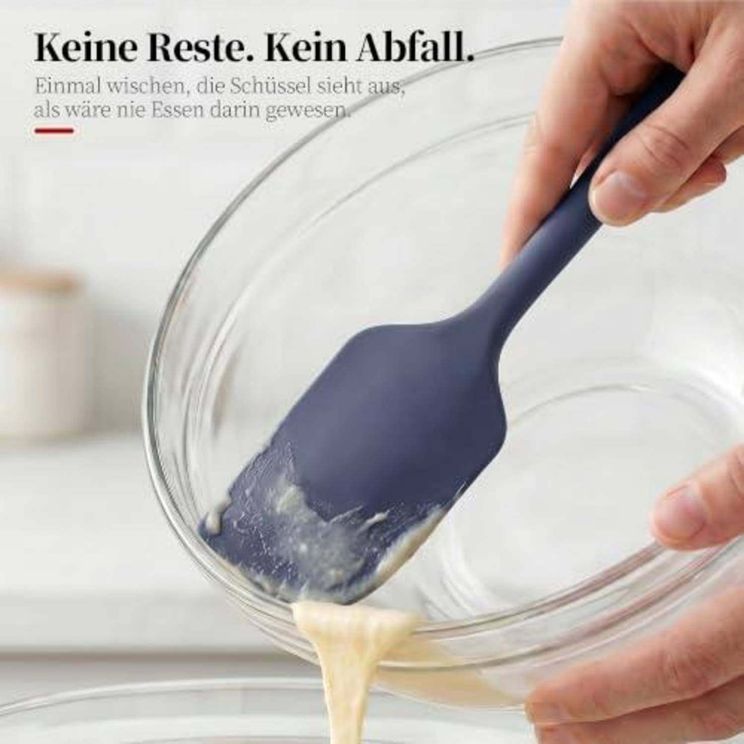 Person kratzt die letzte Teigmasse mit einem Spatel aus einer Glasschüssel; deutscher Text sagt „Keine Reste. Keine Verschwendung.
