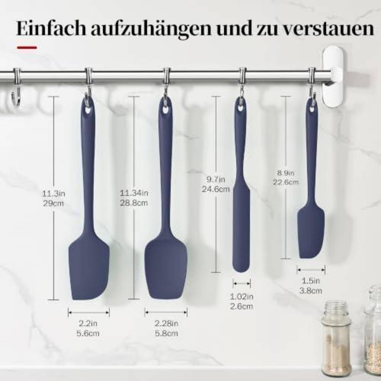 Wandmontierter Hängeständer mit vier blauen Silikonküchenutensilien, beschriftet mit Messgaben in Zoll und Zentimetern unter der deutschen Überschrift „Einfach aufzuhängen und zu verstauen