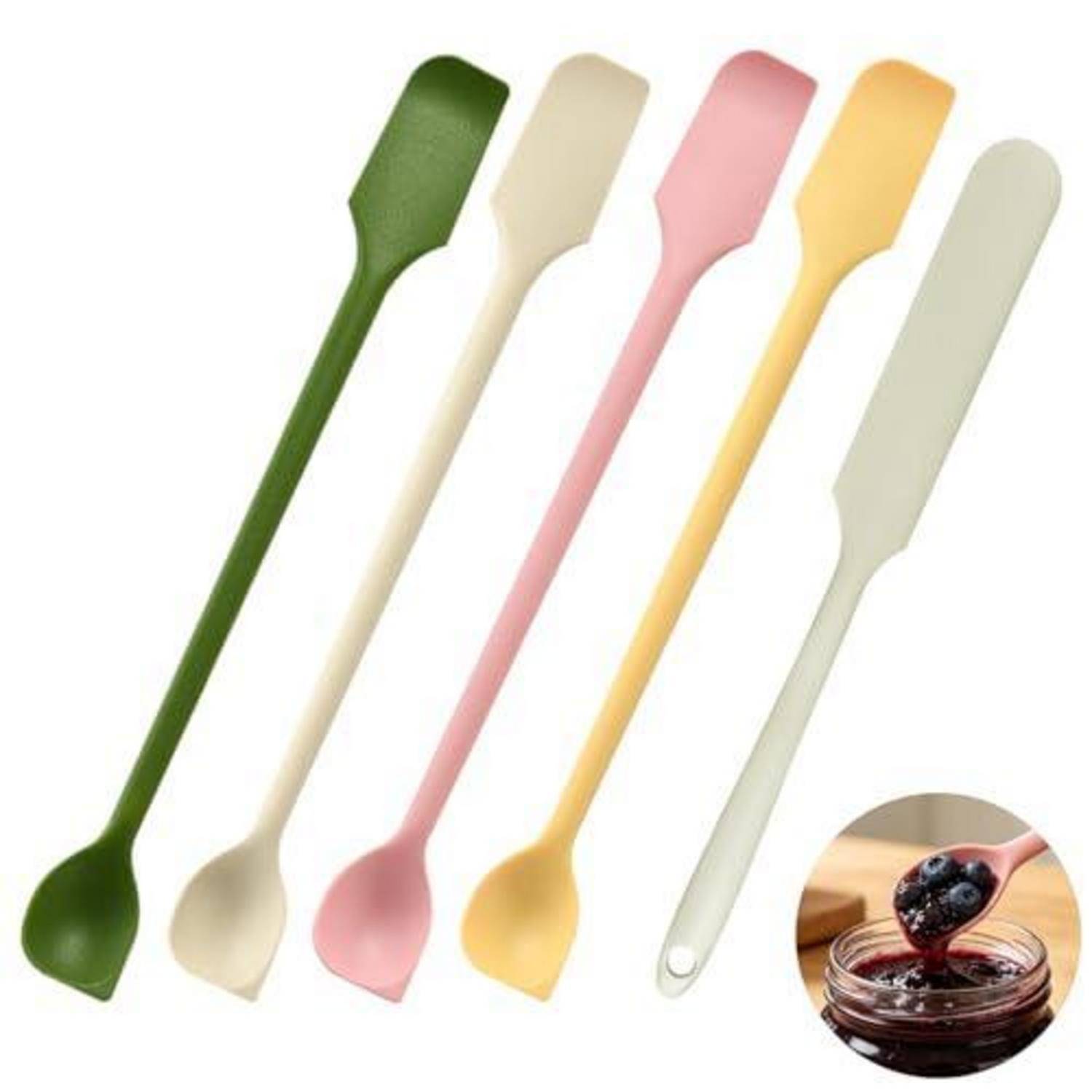 Satz aus fünf langgestielten Silikonspachteln in Grün, Creme, Rosa, Gelb und Weiß, mit einem Löffel Marmelade in einer kleinen Vergrößerung gezeigt, was auf die Verwendung in der Küche hindeutet.