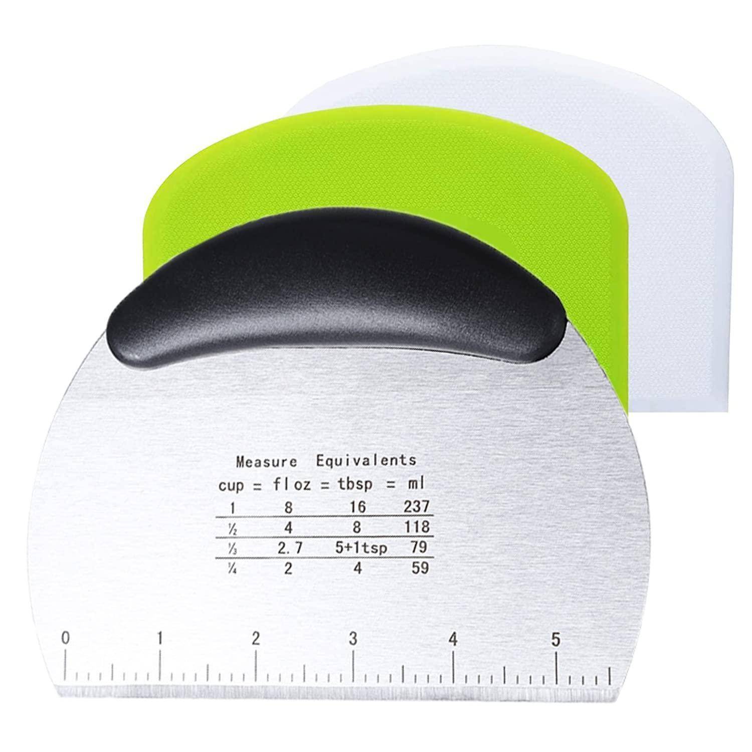 Satz verschachtelter Edelstahl-Messbehälter mit schwarzem Griff, mit eingestanzten Behälter-zu-Milliliter-Äquivalenten und einer Linealkante.