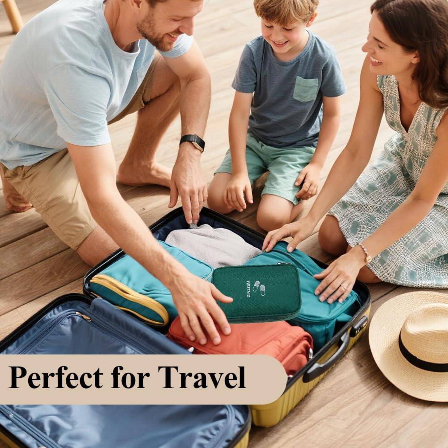 Familie packt einen offenen Koffer mit bunten Packwürfeln, auf dem Bild mit der Aufschrift "Perfekt zum Reisen"" gekennzeichnet.