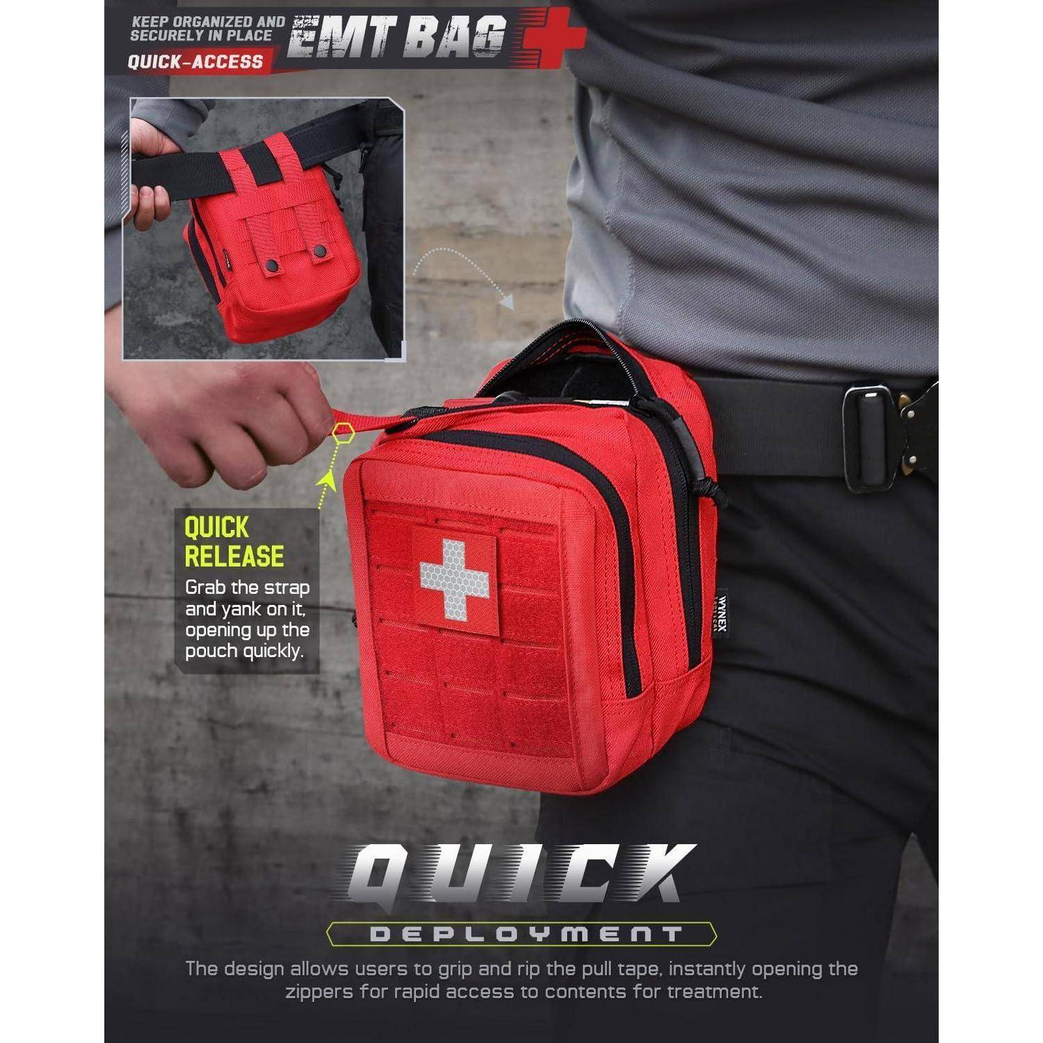 Rote Notfalltasche, die an der Taille einer Person befestigt ist, mit den Aufschriften „SCHNELLVERSCHLUSS" und „SCHNELLE BEREITSTELLUNG"", die einen Zuglasche-Zugang für schnelle Erste-Hilfe-Anwendung zeigt.
