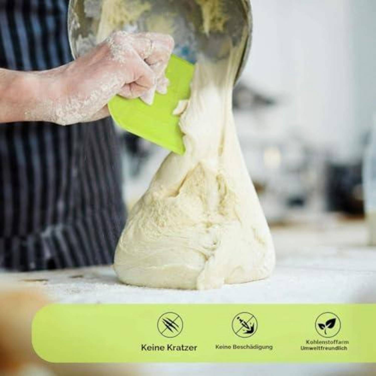 Person kratzt klebrigen Teig mit einem grünen Spatel aus einer Rührschüssel auf einer bemehlten Arbeitsplatte; Banner darunter sagt „Keine Kratzer