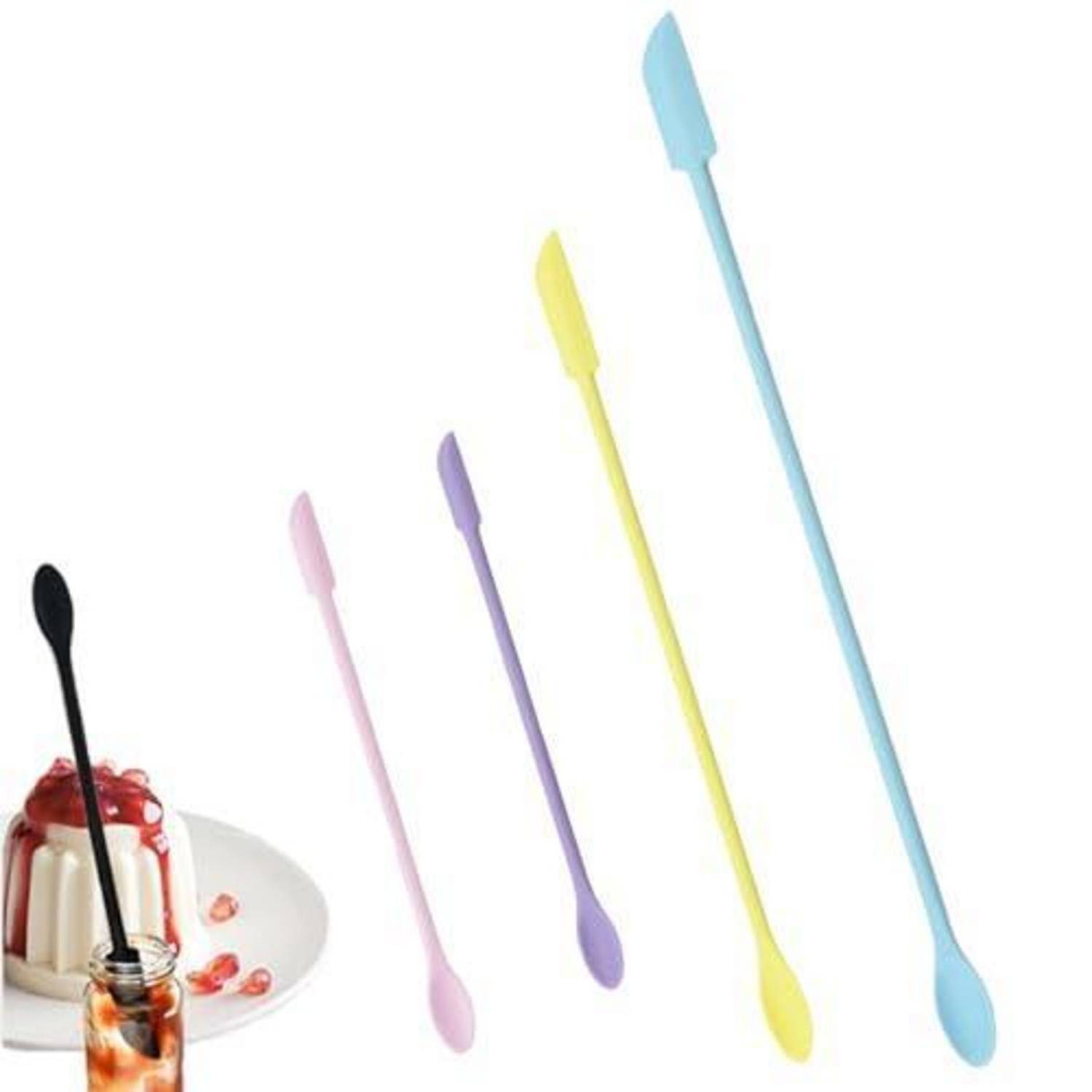 Fünf bunte Dessertlöffel mit langen Stielen und spitzen Enden, einer in einem Puddingglasauf einer Untertasse, auf weißem Hintergrund angeordnet.