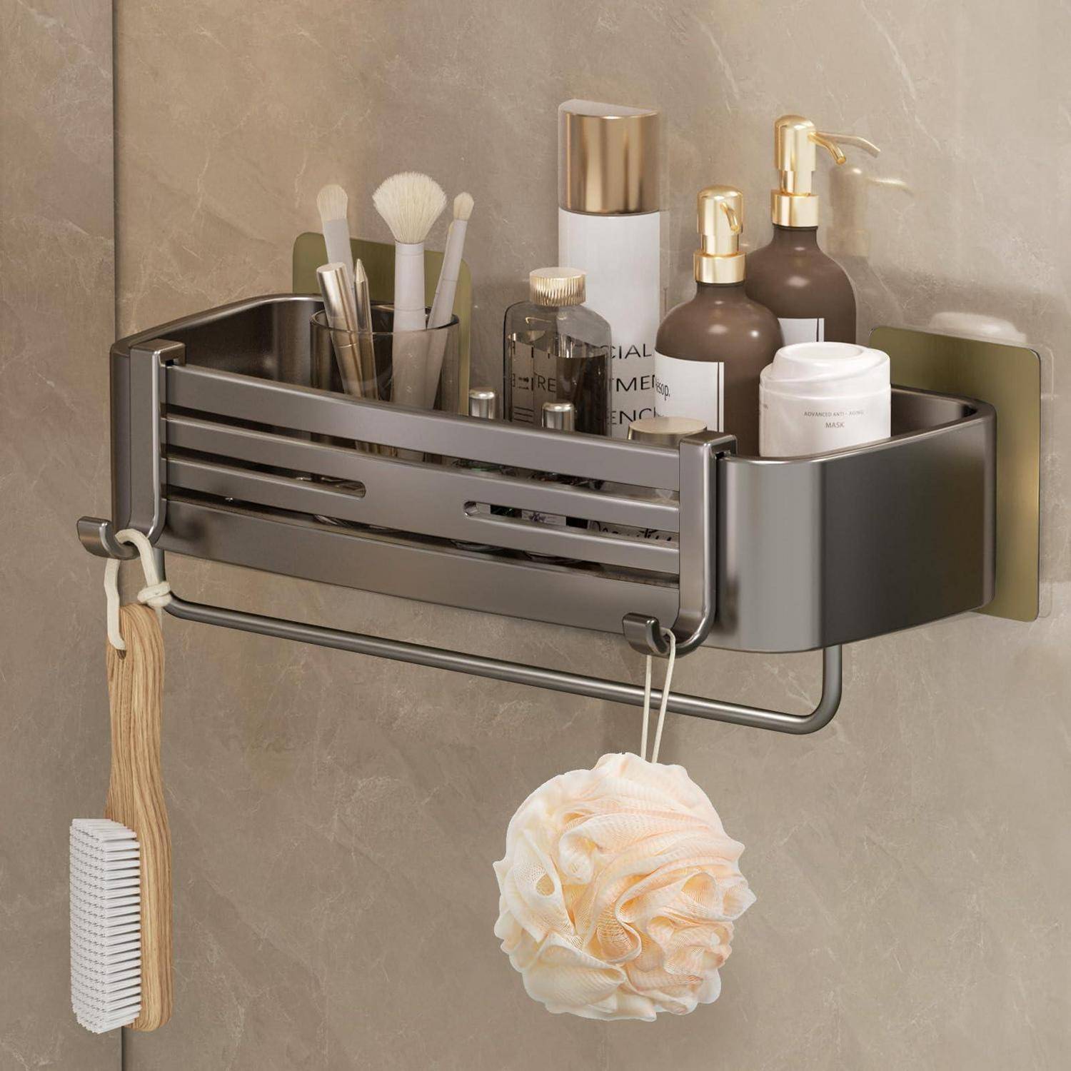 Wandmontierter Duschkorb mit Toilettenartikeln und Bürsten, mit einem hängenden Luffa und einer Reinigungsbürste im Badezimmer.