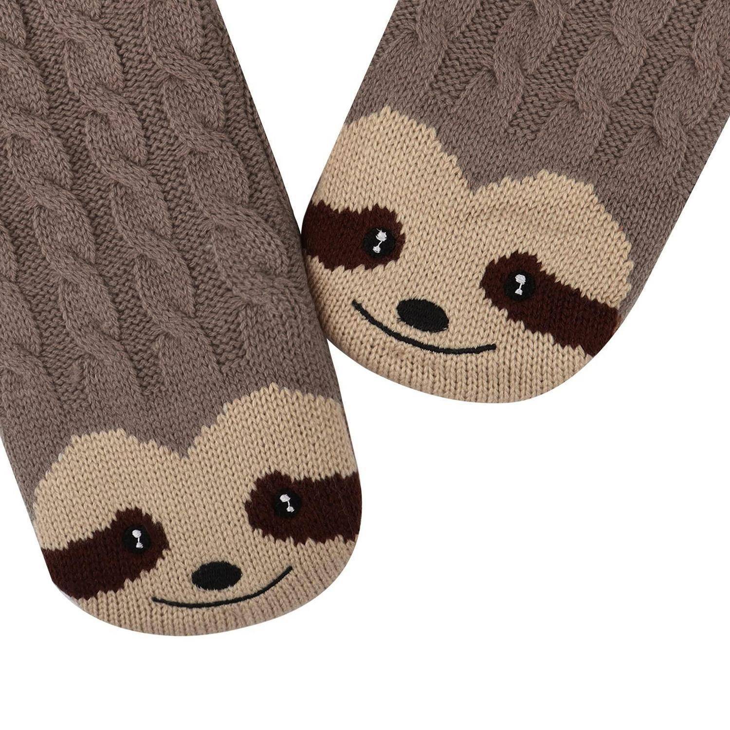 Paar Strickstrümpfe mit Faultiergesichtern auf den Zehen, zeigt braunes und beiges Tierdesign auf weißem Hintergrund.