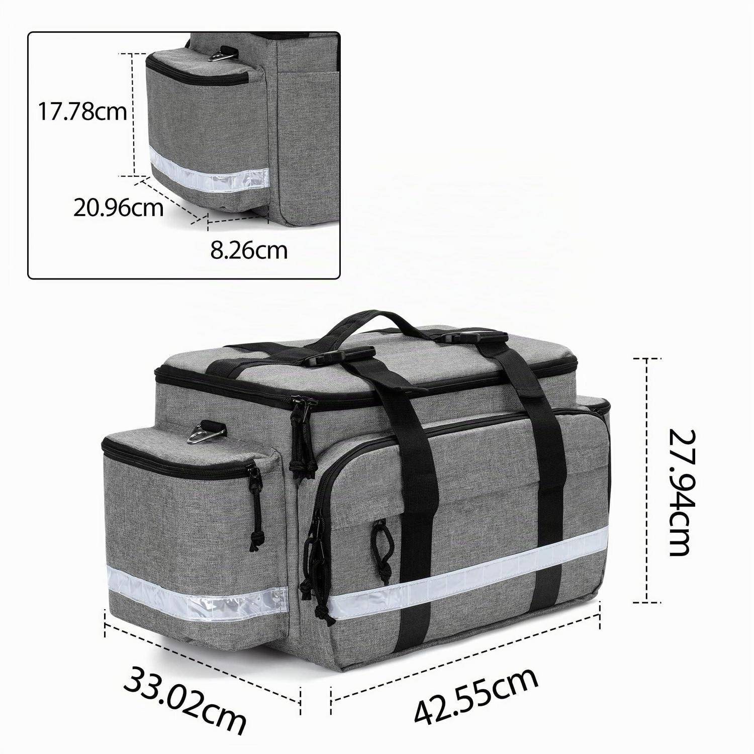 Graue isolierte Reisetasche mit Seitentasche, gezeigt mit Abmessungen: 42,55 x 33,02 x 27,94 cm; Tasche 20,96 x 17,78 x 8,26 cm.