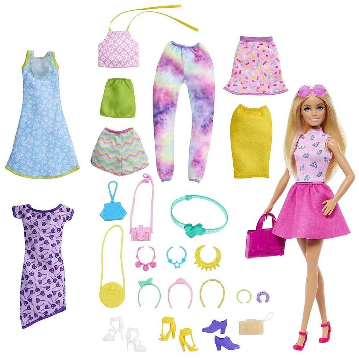 Modepuppe mit mehreren bunten Outfits, Schuhen, Taschen und Accessoires, die um sie herum auf weißem Hintergrund angeordnet sind.