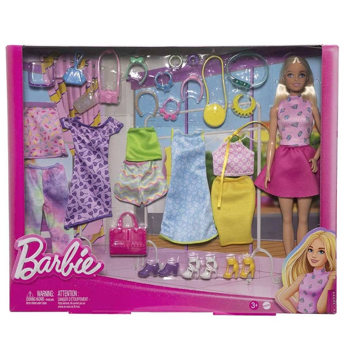 Barbie-Modepuppensatz in rosa Verpackung, mit Puppe, mehreren Outfits, Schuhen und Accessoires, die in einer Schaufensterbox präsentiert werden.