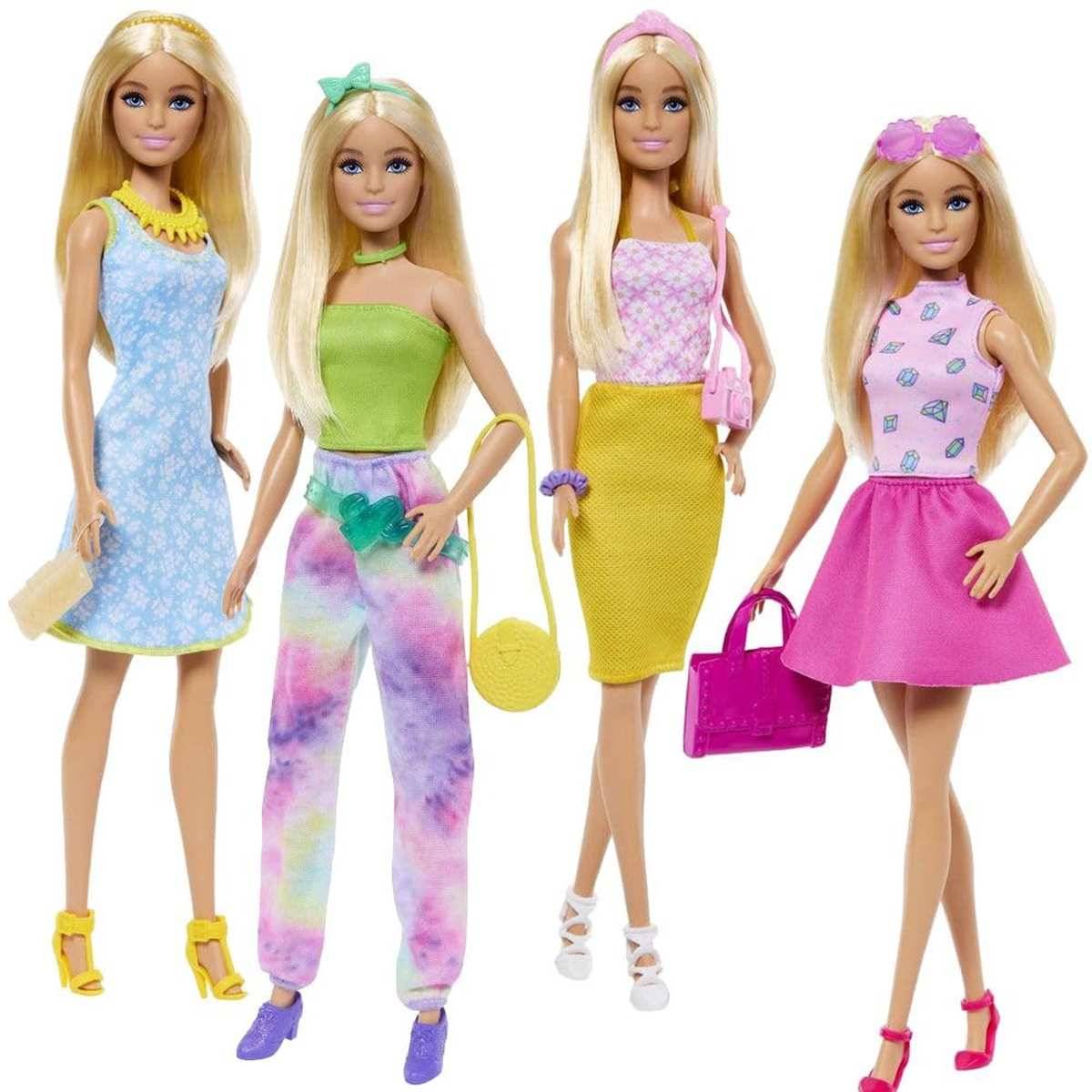 Vier Modepuppen nebeneinander in bunten Outfits posiert, jede mit passenden Accessoires und Absatzschuhen auf einem einfachen weißen Hintergrund.