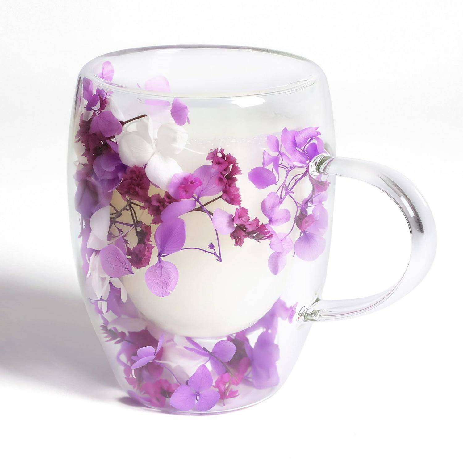 Klares Glaskrugsn mit lila Blüten, die in die Seiten eingebettet sind, auf weißem Hintergrund dargestellt.