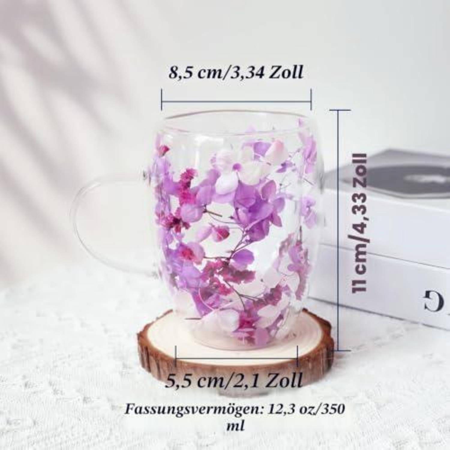 Klare Glastasse mit rosa-violettem Blumenmuster, gezeigt mit Größenangaben: 8,5 cm breit, 11 cm hoch, 5,5 cm Basis, 350 ml/12,3 oz Fassungsvermögen.