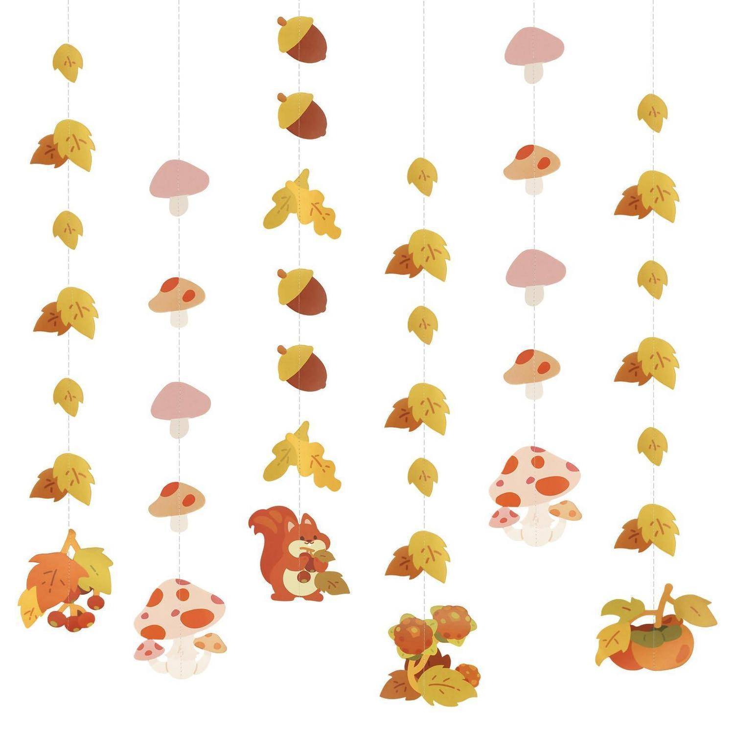 Hängende Herbstgirlanden mit Blättern, Eicheln und Pilzen in warmen Herbstfarben auf weißem Hintergrund.