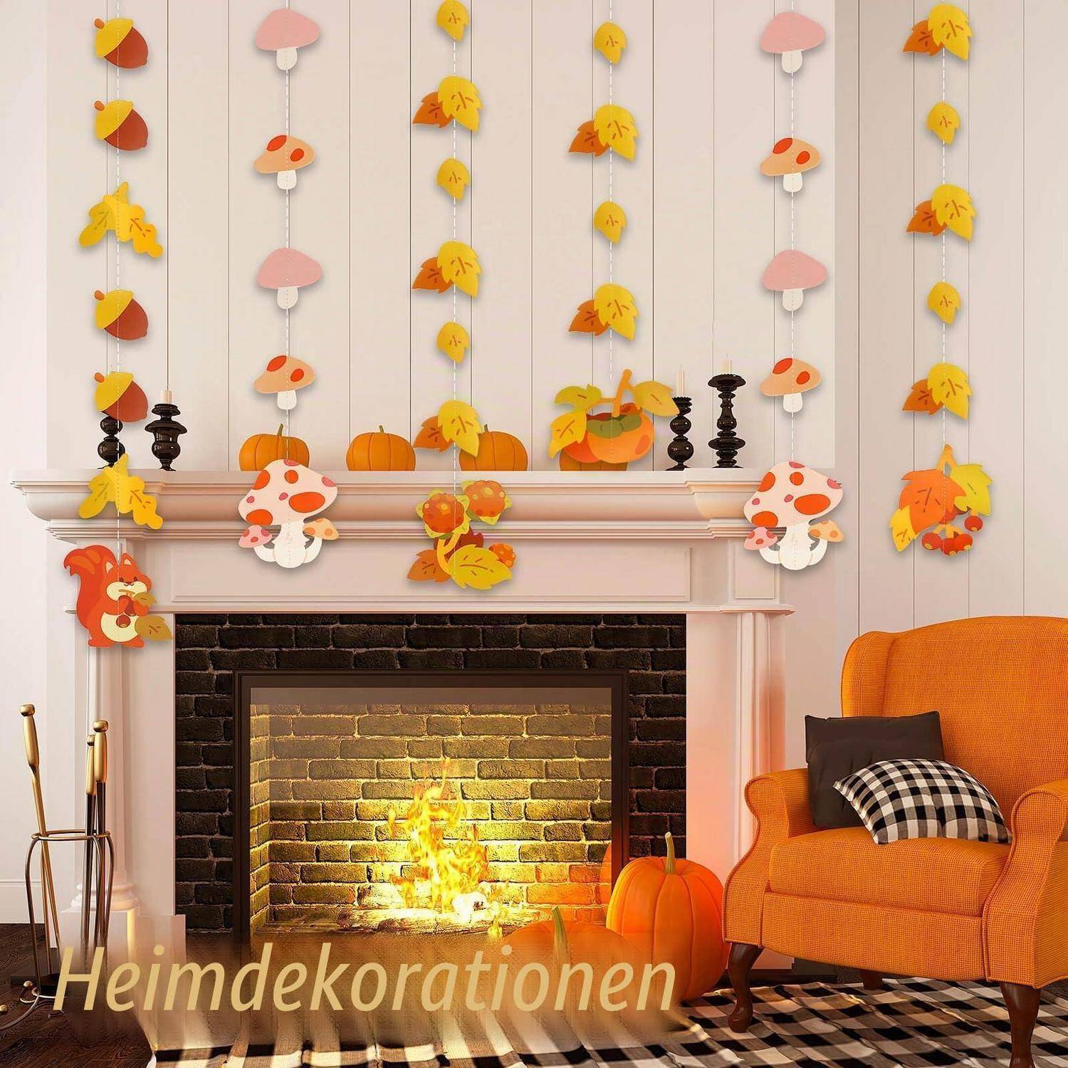Herbstlich dekoriertes Wohnzimmer mit brennendem Kamin, orangem Sessel, Kürbissen und hängenden Blatt- und Pilzdekorationen; Text "Heimdekorationen"" unten.