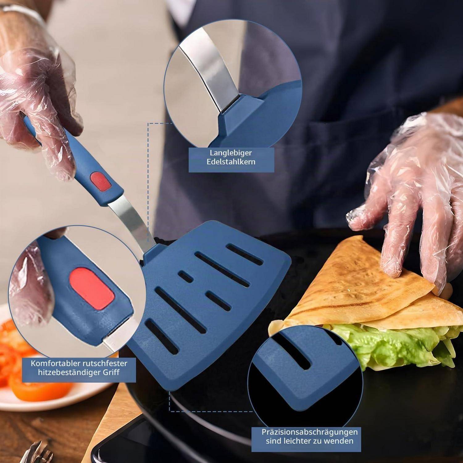Eine behandschuhte Person benutzt einen blauen Spatel mit Schlitzen, um ein Wrap-Sandwich zu heben; Beschriftungen heben die strapazierfähigen Edelstahlanteile, den komfortablen rutschfesten wärmefesten Griff und die abgeschrägten Kanten zum leichteren Wenden hervor.
