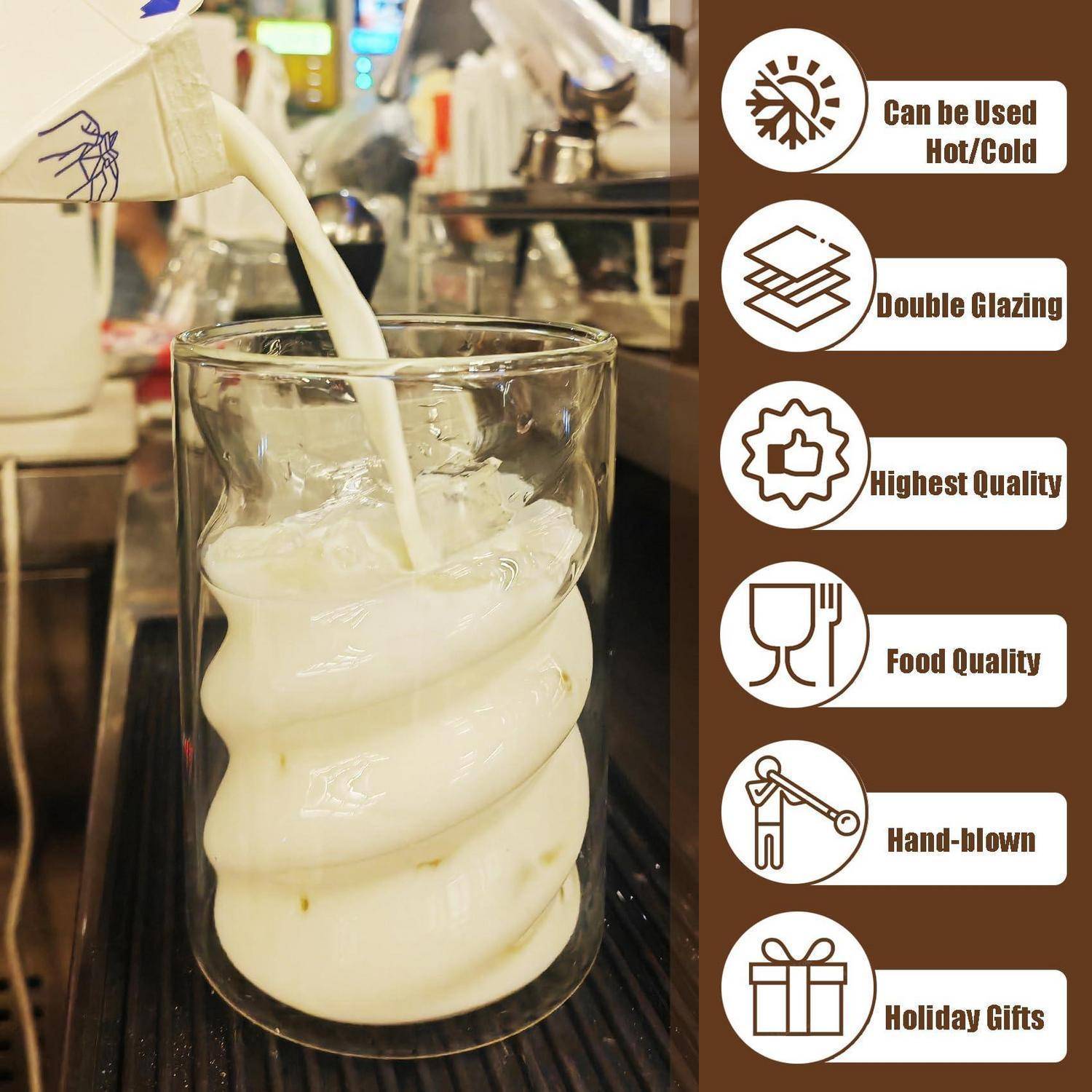 Milch wird in ein klares doppelwandiges spiralförmiges Glas gegossen; die Seitentafel listet Merkmale auf: „Kann heiß/kalt verwendet werden", „Doppelverglasung"", „Höchste Qualität"", „Lebensmittelqualität"", „Handgeblasen"", „Geschenke für Feiertage"".