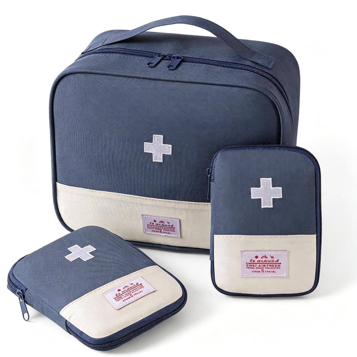 Blauer Medizinischer Kits Set mit einer großen Tasche mit Reißverschluss, einem kleinen Beutel und einem flachen Etui, jeweils gekennzeichnet mit einem weißen Kreuz und cremefarbenem unteren Bereich.