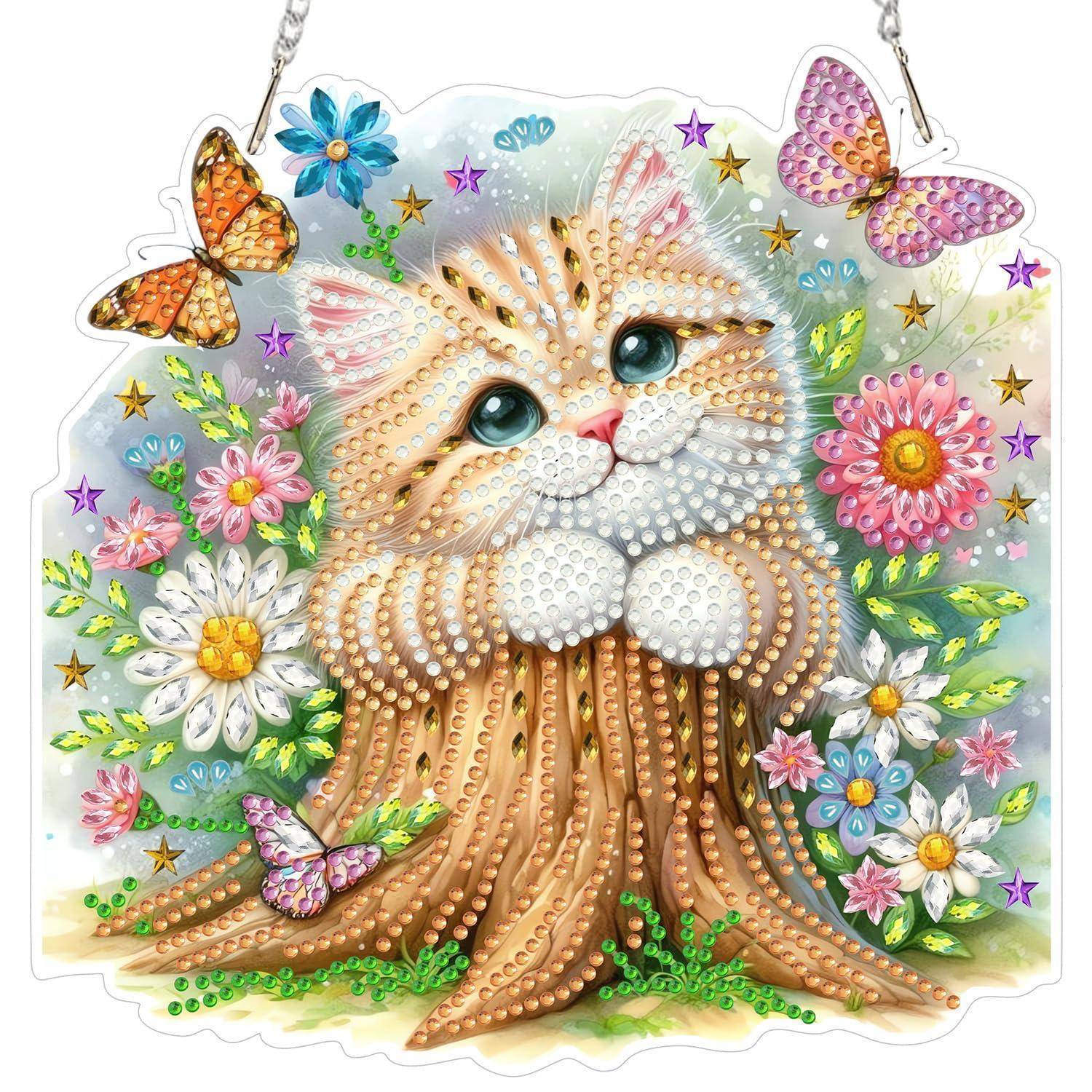 Eine funkelnde, perlenbesetzte Katzenillustration umgeben von bunten Blumen, Schmetterlingen und Sternen in einer verspielten Gartenszene.