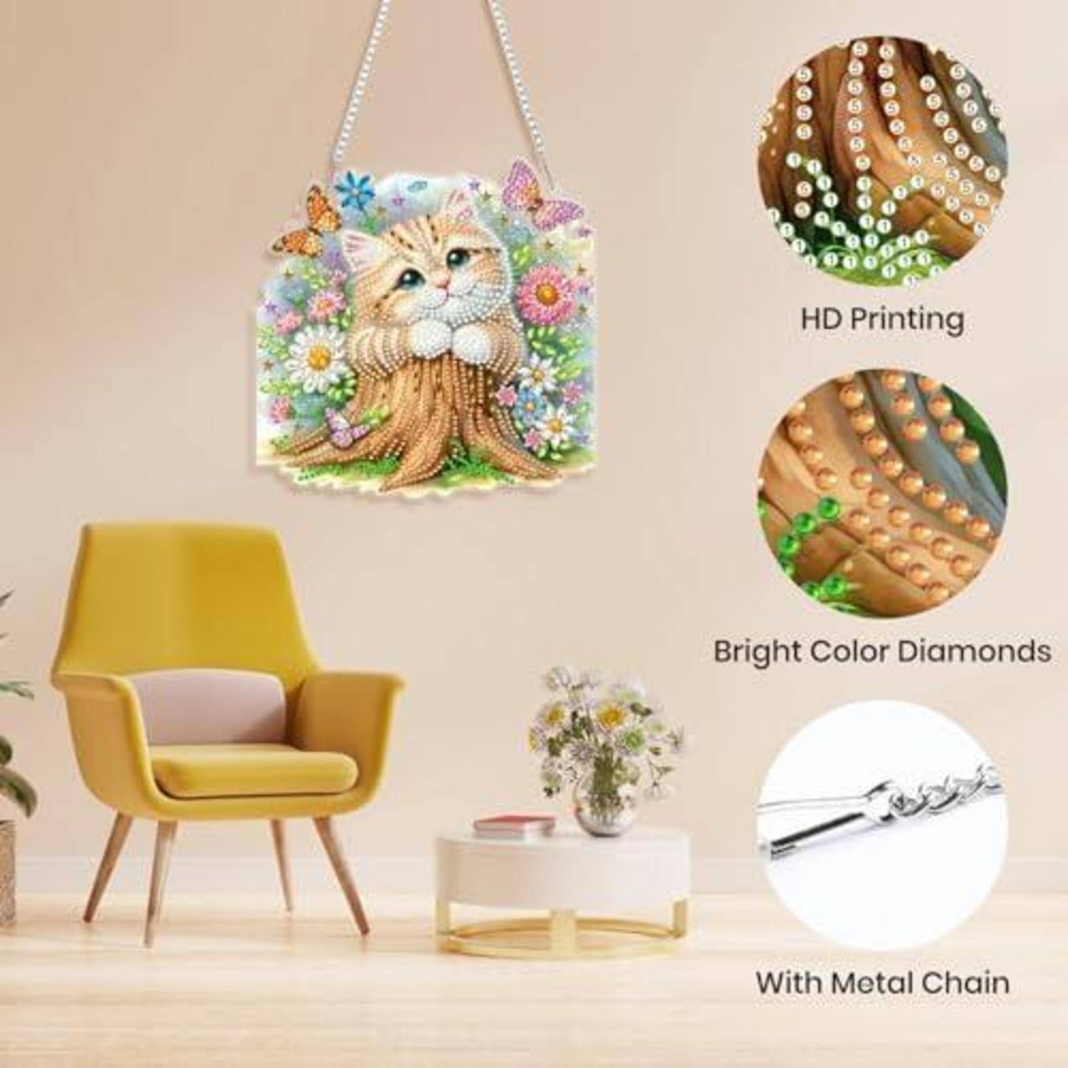 Diamantmalerei-Wanddekoration einer Katze in einem Baum über einem gelben Stuhl, mit Beschriftungen für HD-Druck, leuchtende Farb-Diamanten und Metallkette.