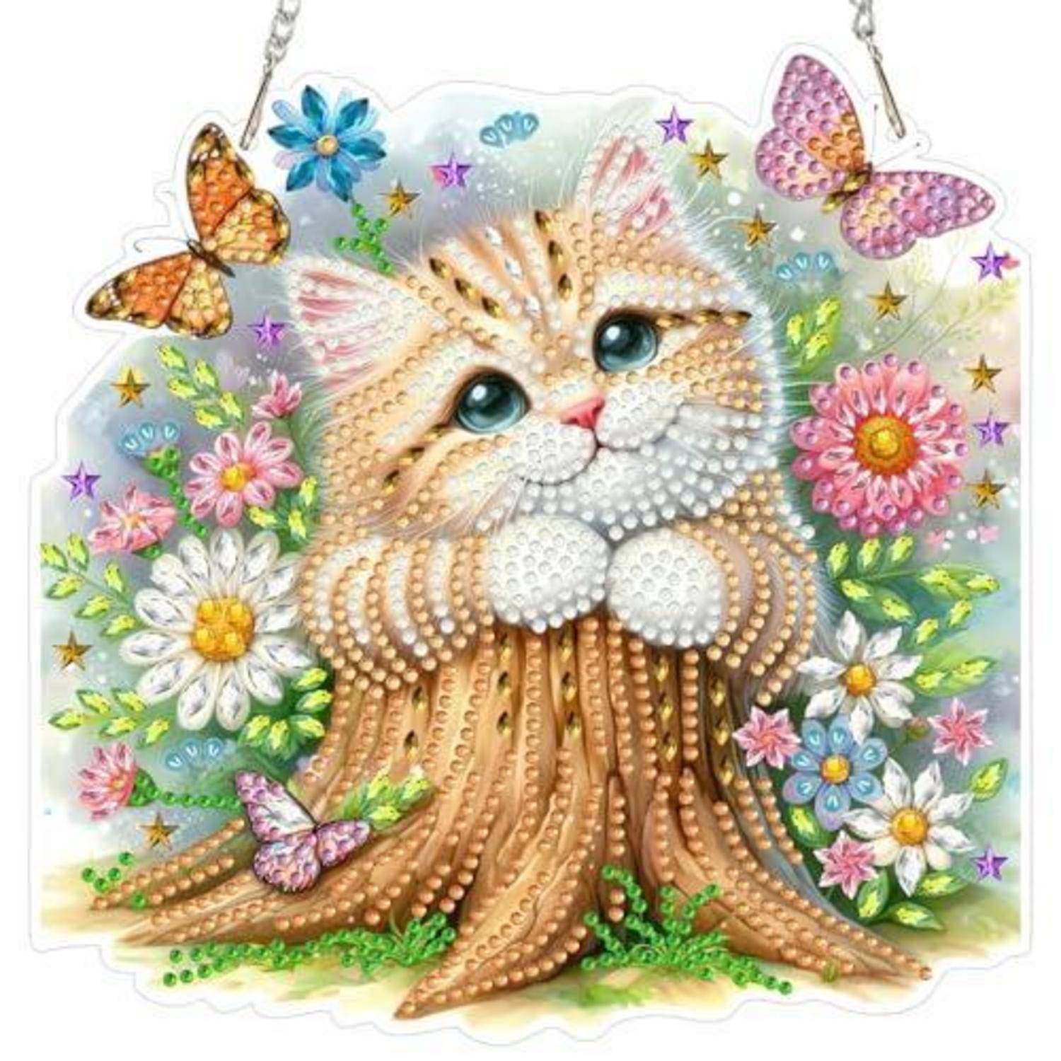 Niedliche verzierte Katzenillustration mit blauen Augen, umgeben von bunten Blumen, Schmetterlingen und Sternen auf einem hängenden Ornament.