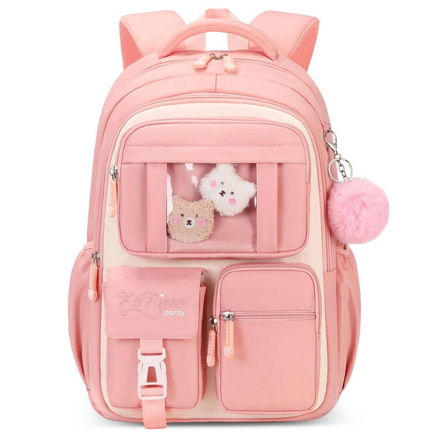 Rosiger Rucksack mit Bärenverzierungen, vorderen Taschen und einem flauschigen Pompom-Schlüsselanhänger auf weißem Hintergrund.