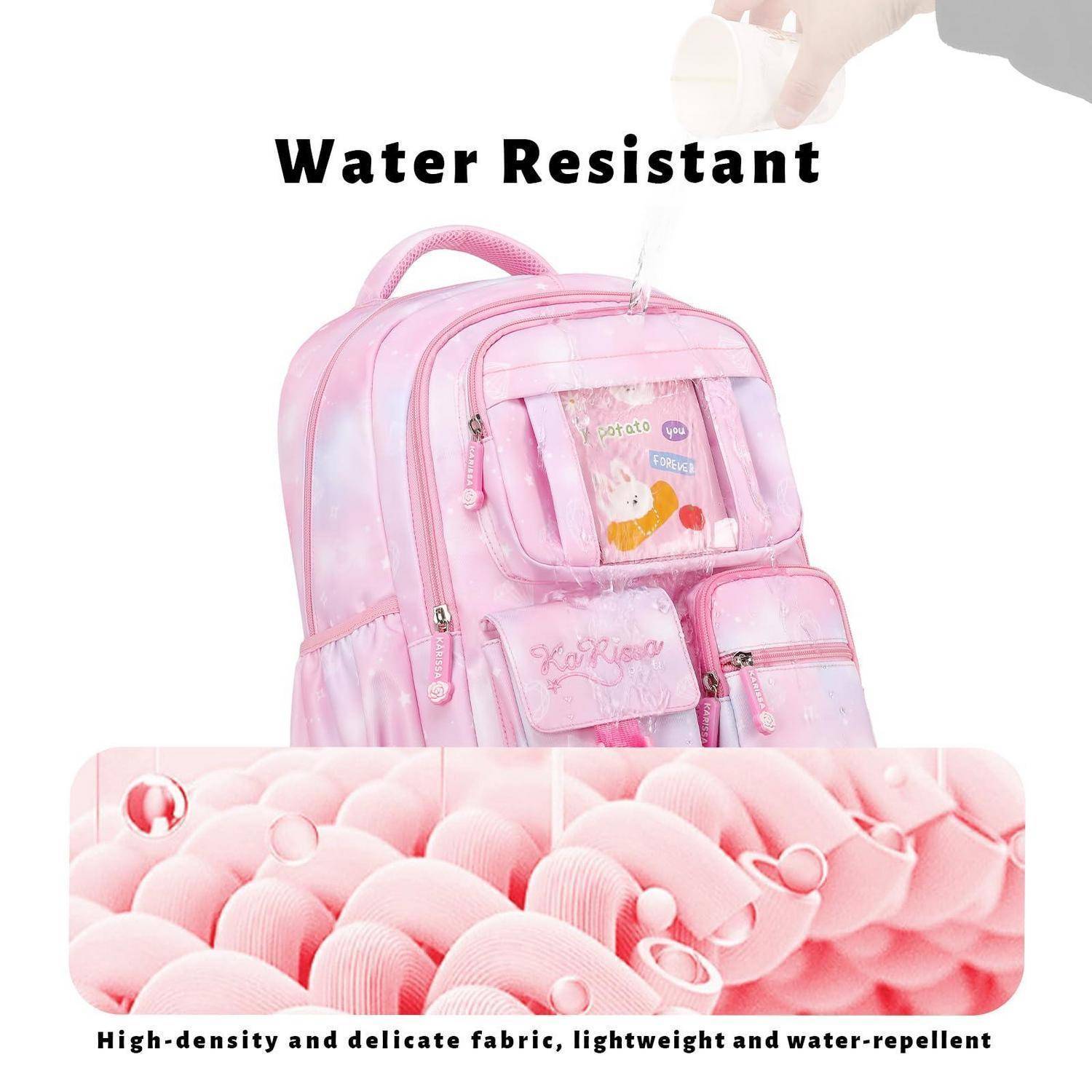 Rosa Rucksack wird mit Wasser besprüht, gekennzeichnet mit „Wasserabweisend"; der Text verweist auf hochdichtes, leichtes, wasserabweisendes Gewebe.