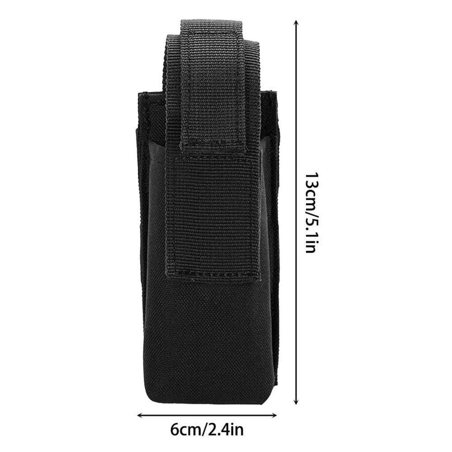 Schwarze Nylontasche mit Klappe und Gürtelschlaufe, dargestellt mit Abmessungen von 13 cm Höhe und 6 cm Breite.