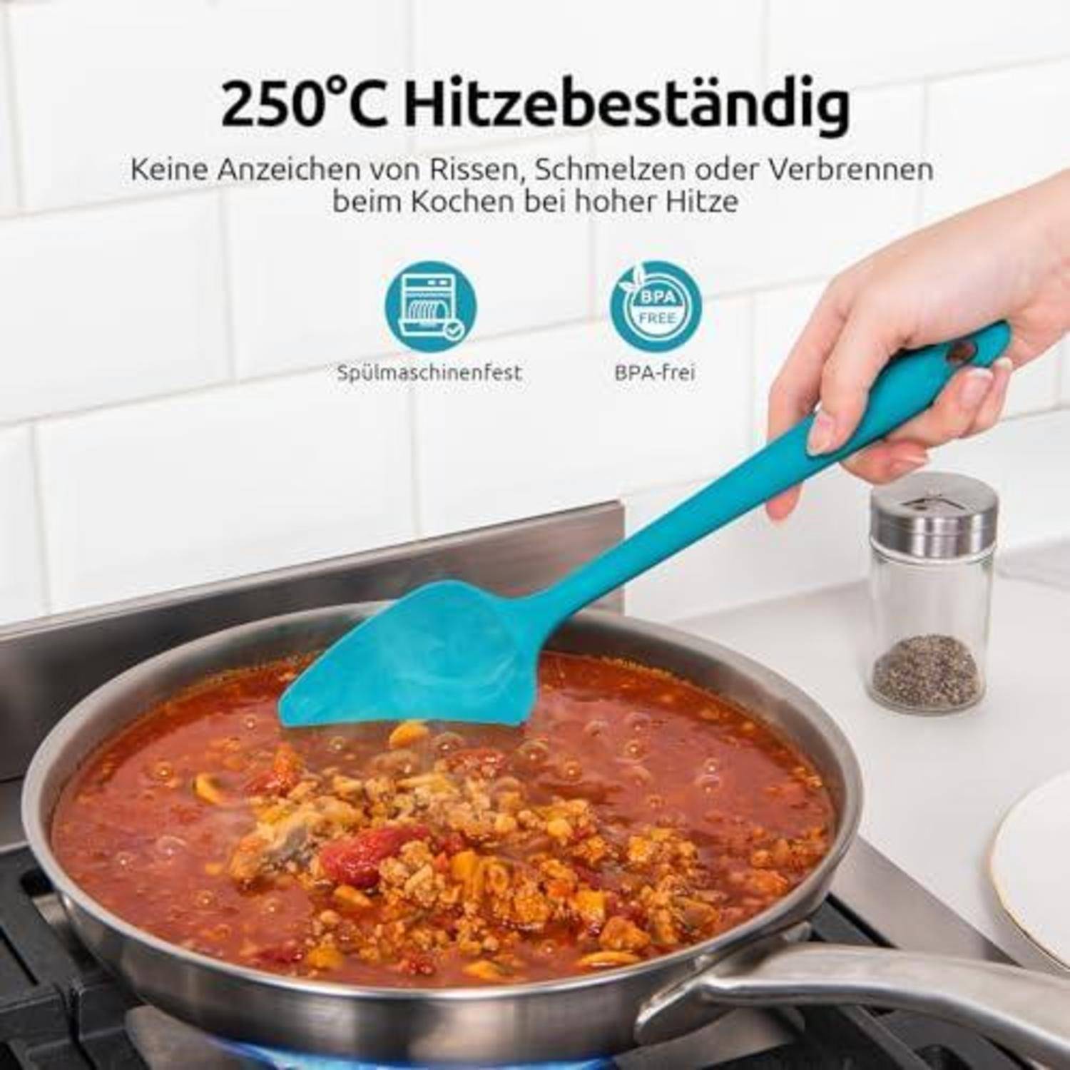 Türkisfarbener Spatel rührt eine Pfanne mit Tomatenfleischsoße um; deutscher Text behauptet „hitzebeständig bis 250°C