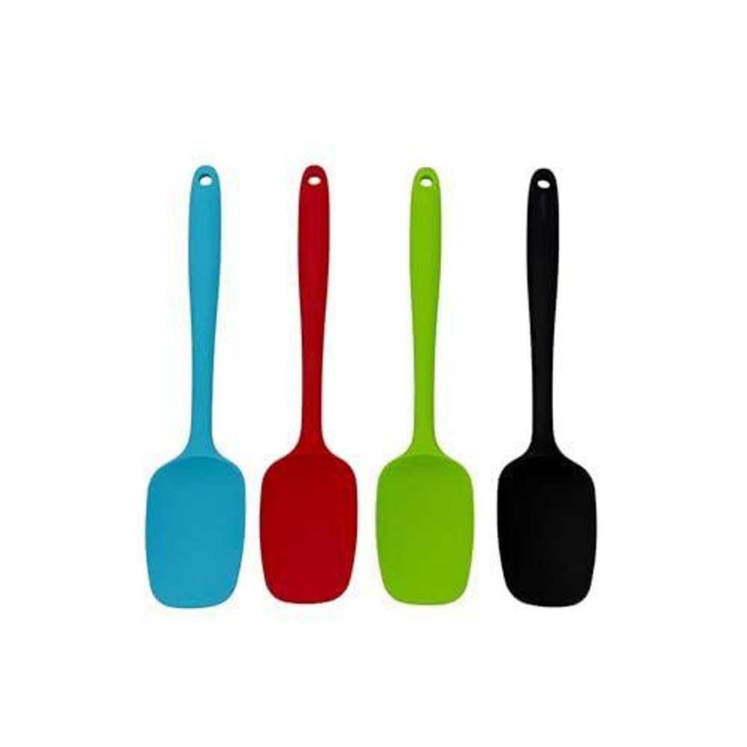 Vier farbenfrohe Silikon-Spachteln oder Spoonulas, die aufrecht auf weißem Hintergrund stehen: blau, rot, grün und schwarz.