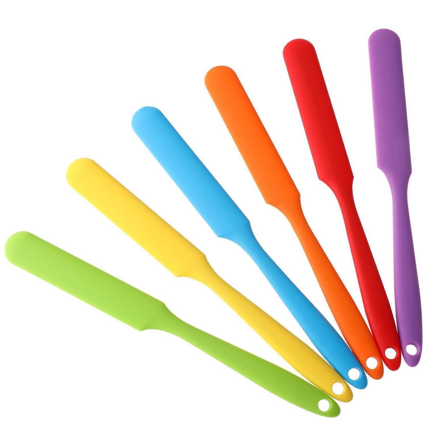 Sechs bunte Kunststoffbestecke oder Rührstäbchen, die sich auf weißem Hintergrund fächerförmig ausbreiten, in Grün, Gelb, Blau, Orange, Rot und Violett.