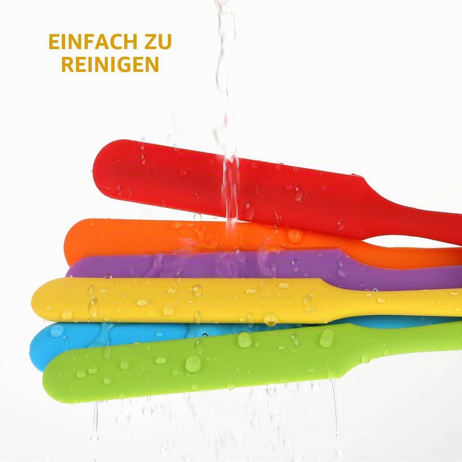 Farbenfrohe Küchenspachteln werden unter fließendem Wasser gespült, mit dem deutschen Text „EINFACH ZU REINIGEN